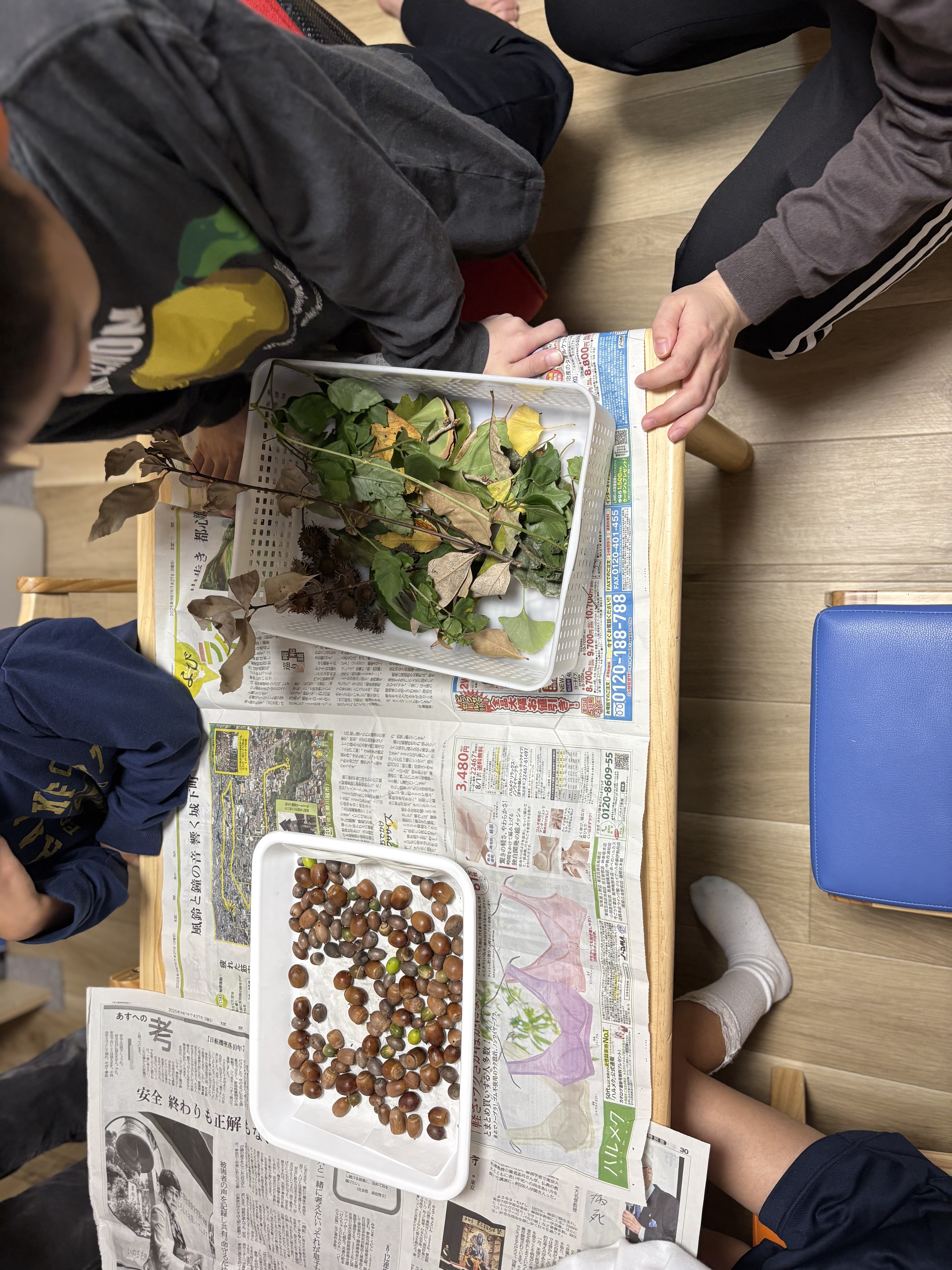 「何を作ろうかな？」と創造力を膨らませ、集中してオリジナル作品に挑戦する子どもたちの様子
