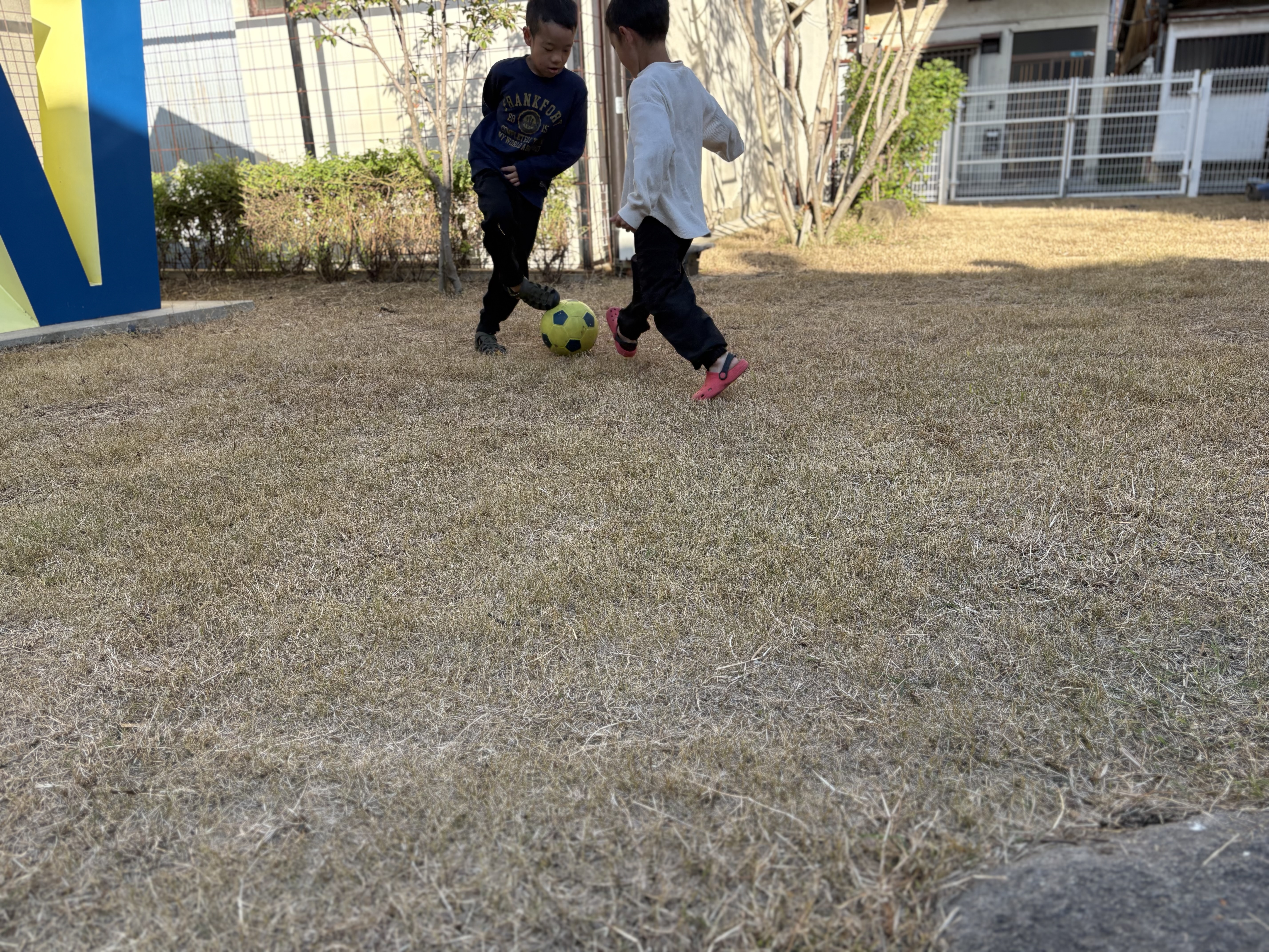 チームプレーを通じて協調性やルールを守る大切さを学び、汗だくで最高の【笑顔】を見せる子どもたち
