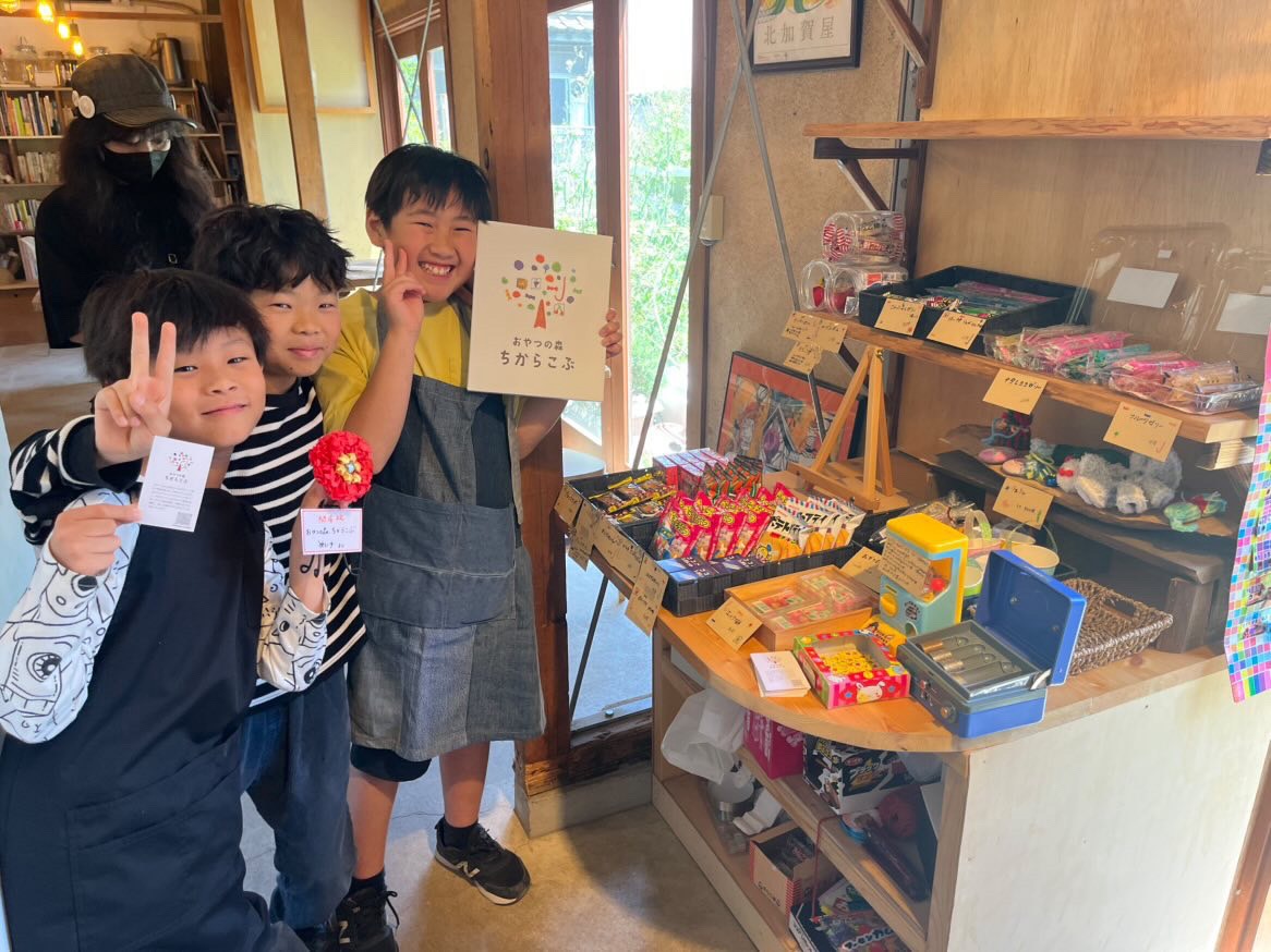 小学5年生が店長を務め、お菓子と雑貨を販売する「おやつの森 ちからこぶ」の様子

