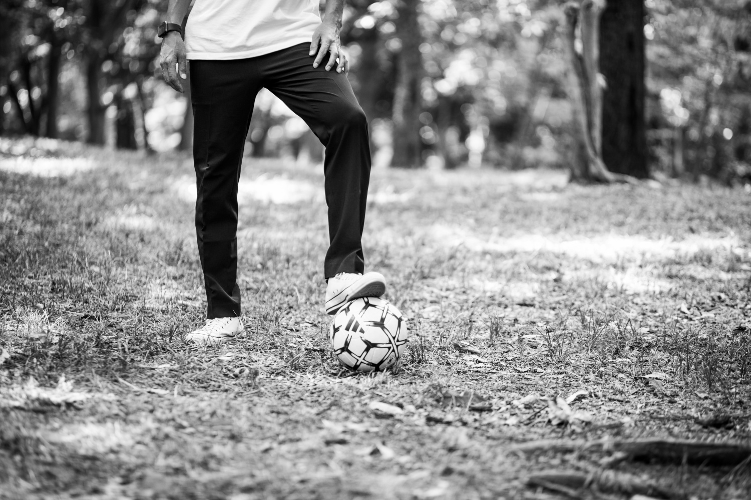 子どもの目線に合わせてしゃがみ、優しく声をかけてサポートするスレタンハウスのスタッフ
