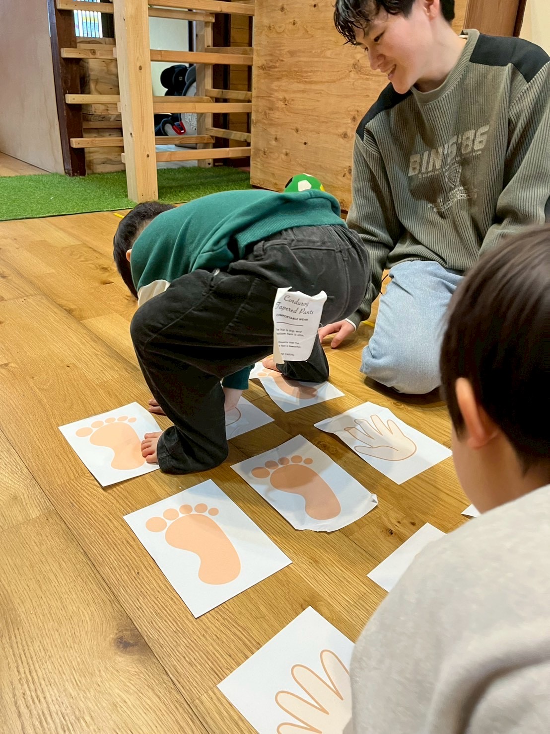 「ワハハ！」「キャー！」「もう一回！」と、大人も子どもも汗だくになりながら遊びに本気で取り組むスレタンハウスの日常
