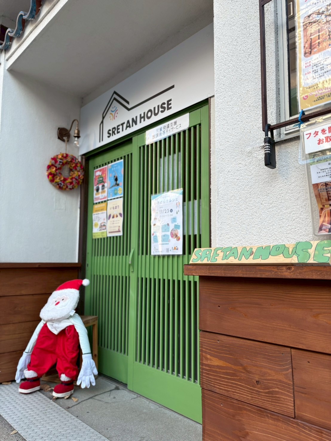 サンタクロースがウレタンハウスを紹介中