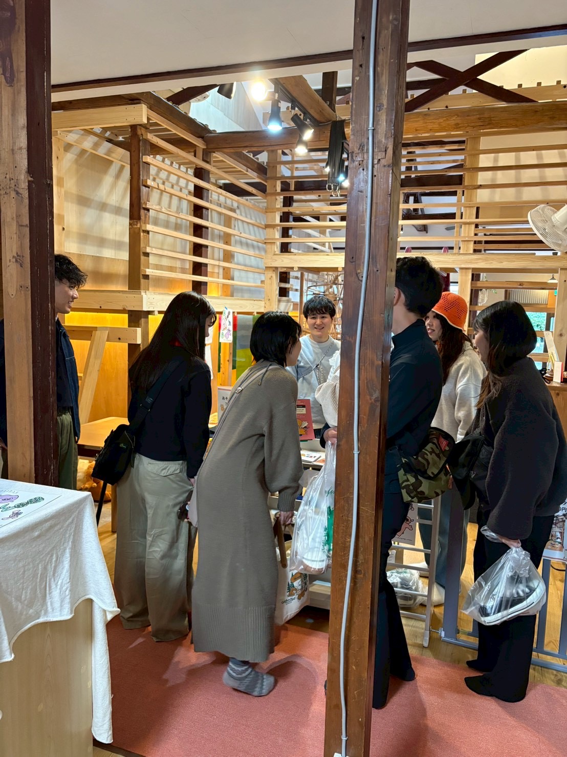 前回を上回る来場者で賑わい、笑顔と熱気に包まれた第2回スレタンマルシェ（いろどりマルシェ）の様子
