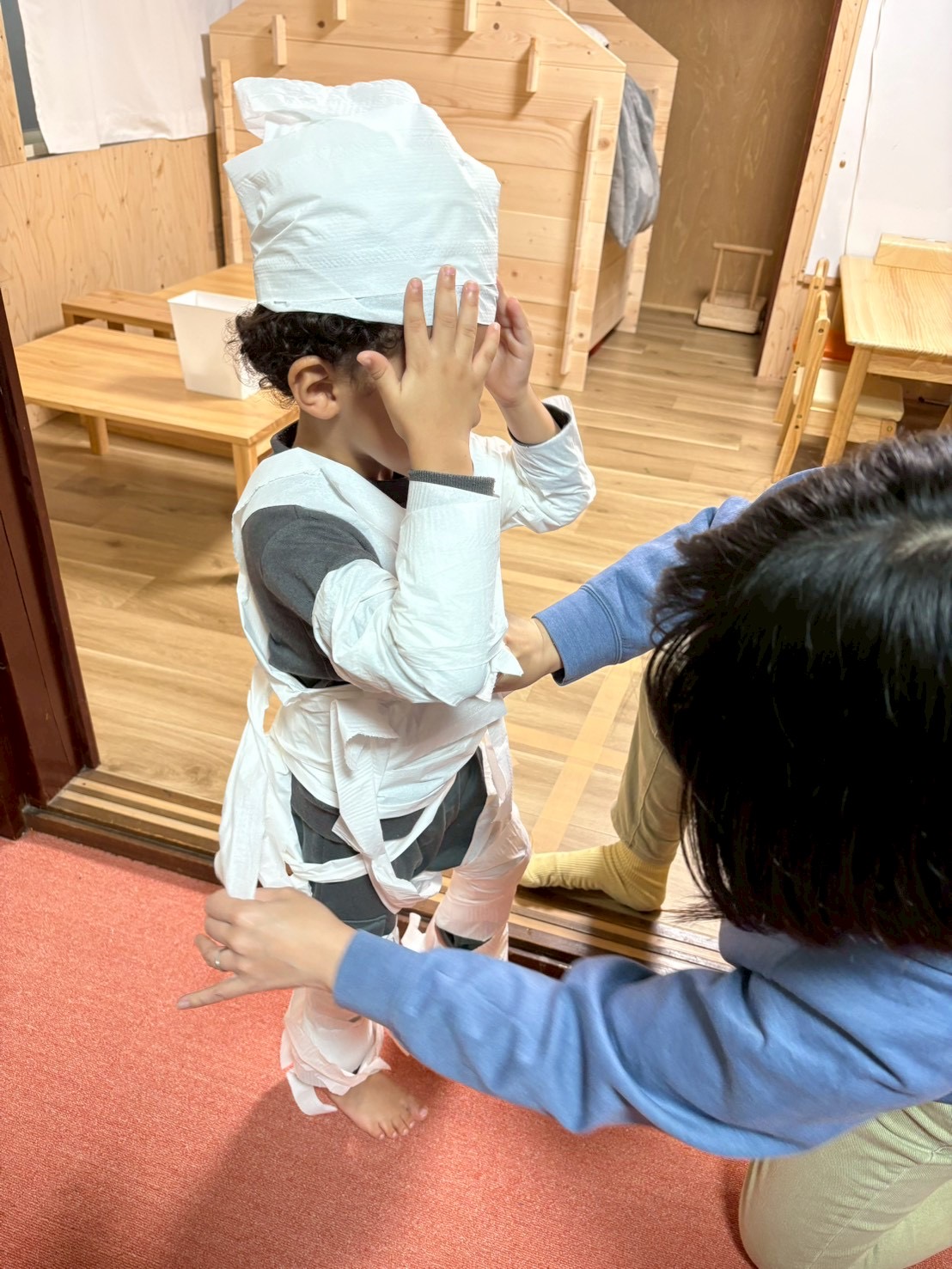 笑いとティッシュが止まらない！友達と協力して制限時間内にミイラを完成させようと奮闘する様子
