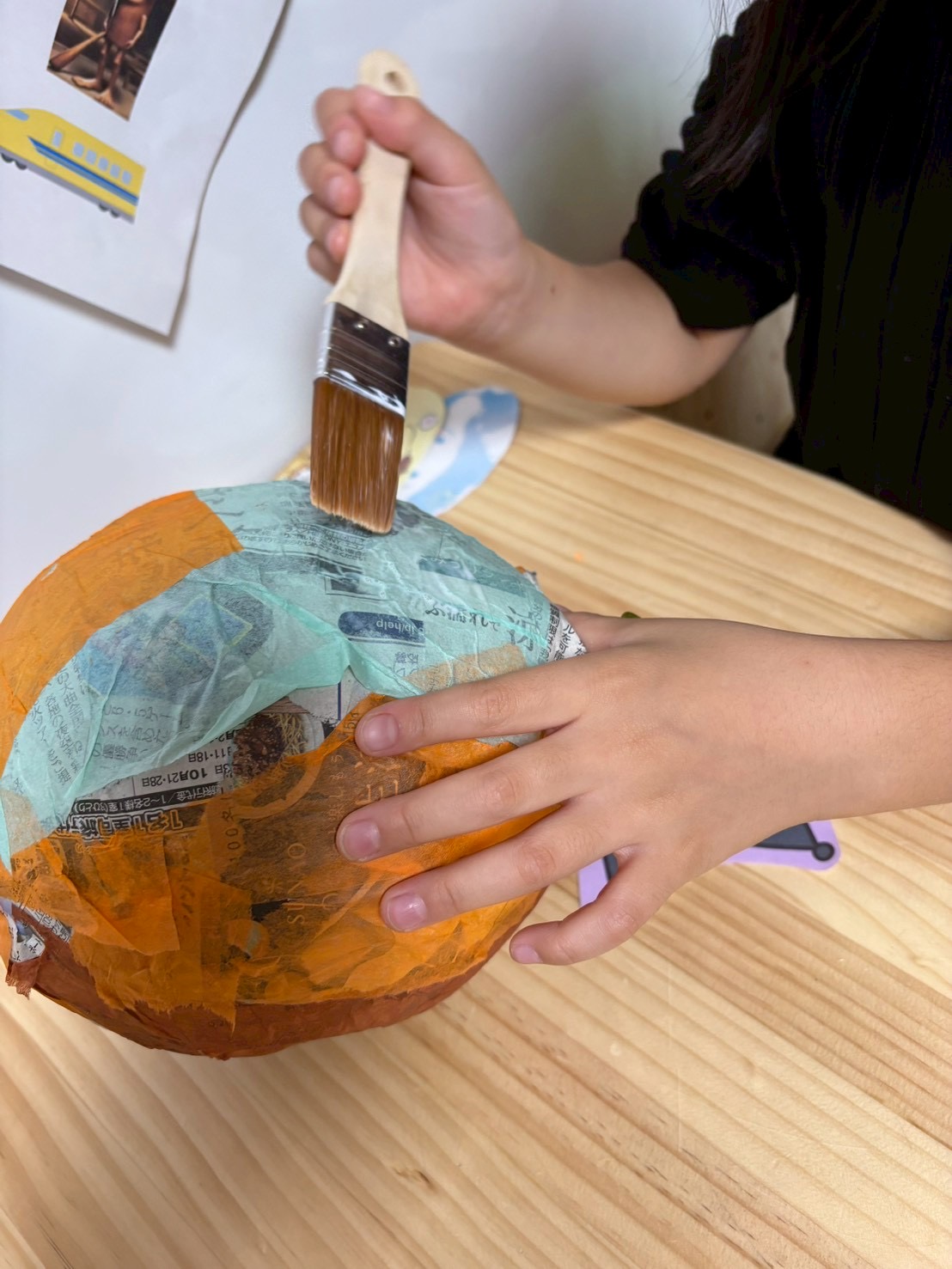 手がベタベタになっても挑戦を止めず、長期的なプロジェクトに取り組む粘り強い姿