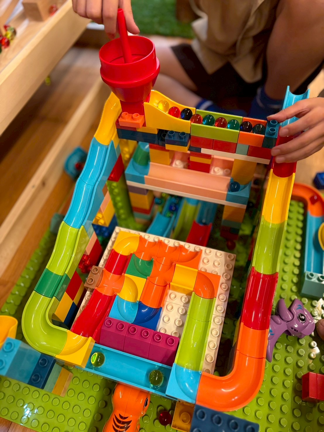 「これとこれを繋げたら?」と、協調性を育みながら巨大なレゴ作品を作り上げるチーム