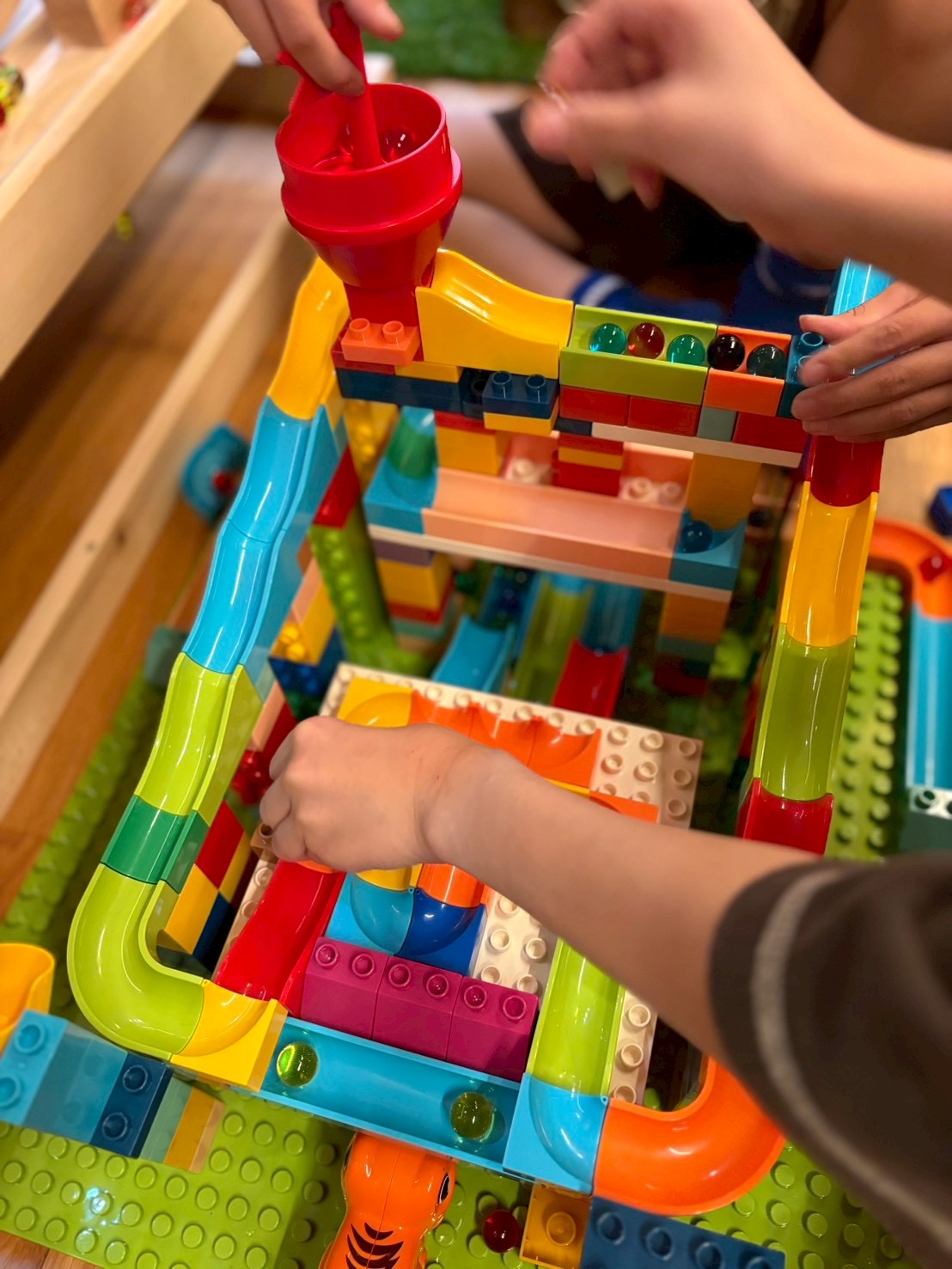 黙々と集中して自分の世界を構築したり、友達とアイデアを出し合って共同制作するレゴ遊びの風景