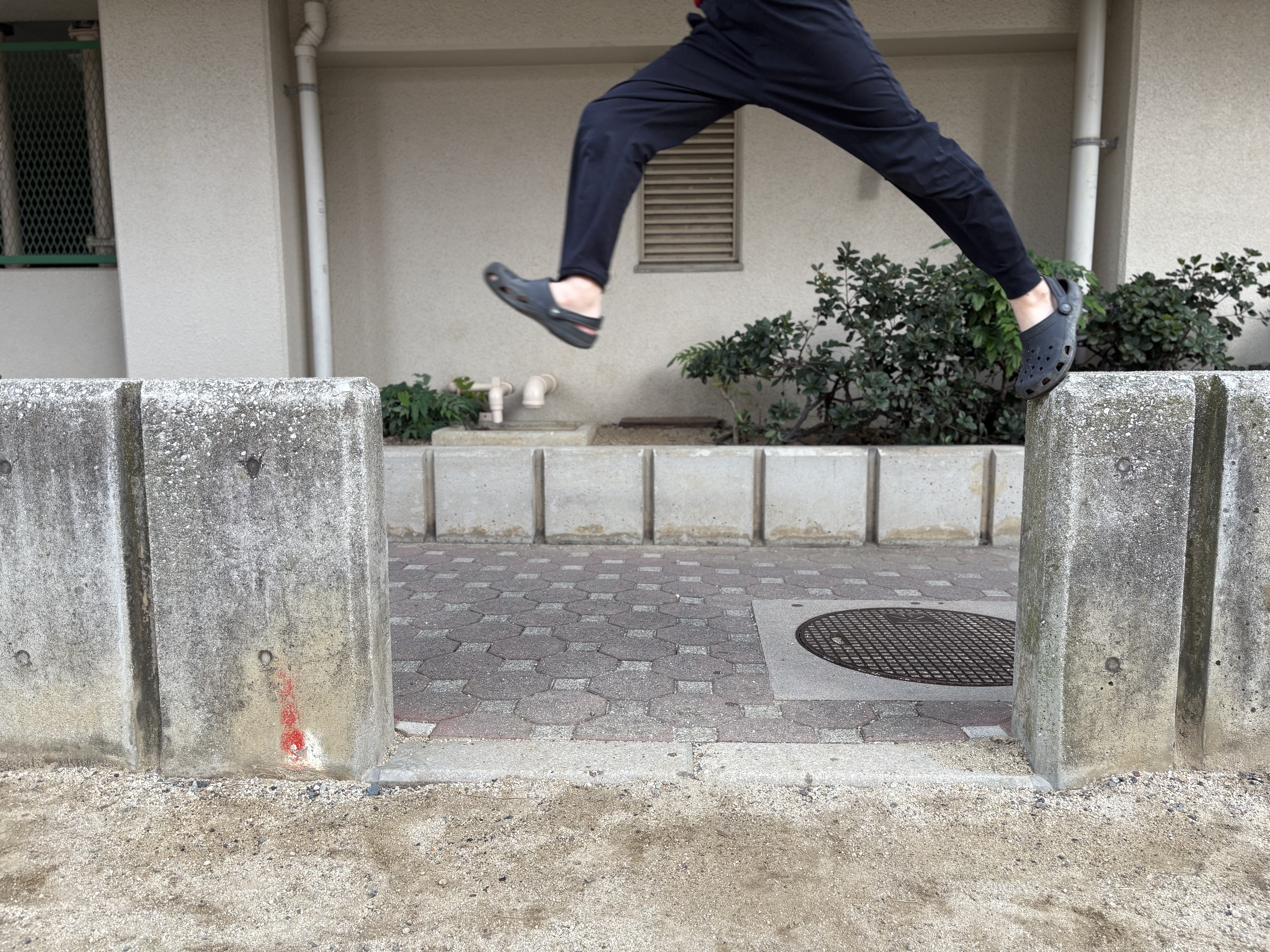 「怖い」という感情と「やってみたい」という意志が同時に宿った、挑戦直前の真剣な表情
