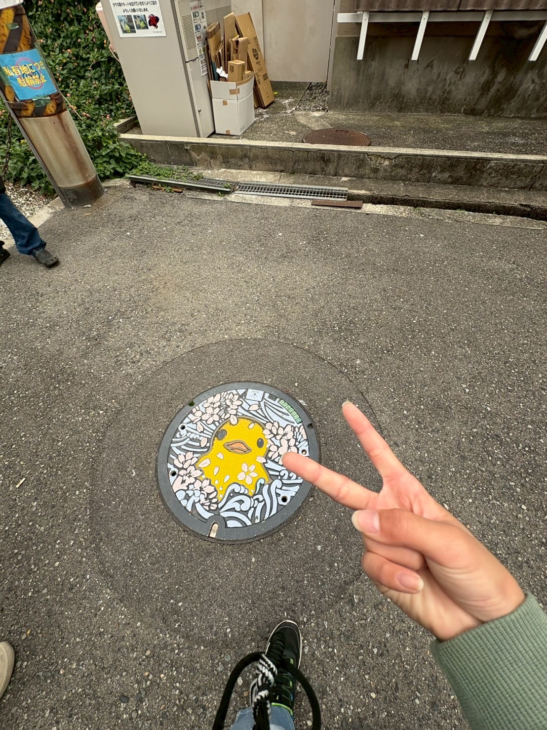 地図を片手に、巨大アート作品を探しながら北加賀屋の街を探検するスレタンハウス探検隊
