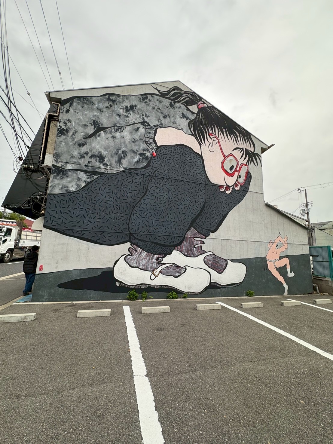 普段見慣れない芸術作品に触れ、五感をフル活用して感性を磨く子どもの姿
