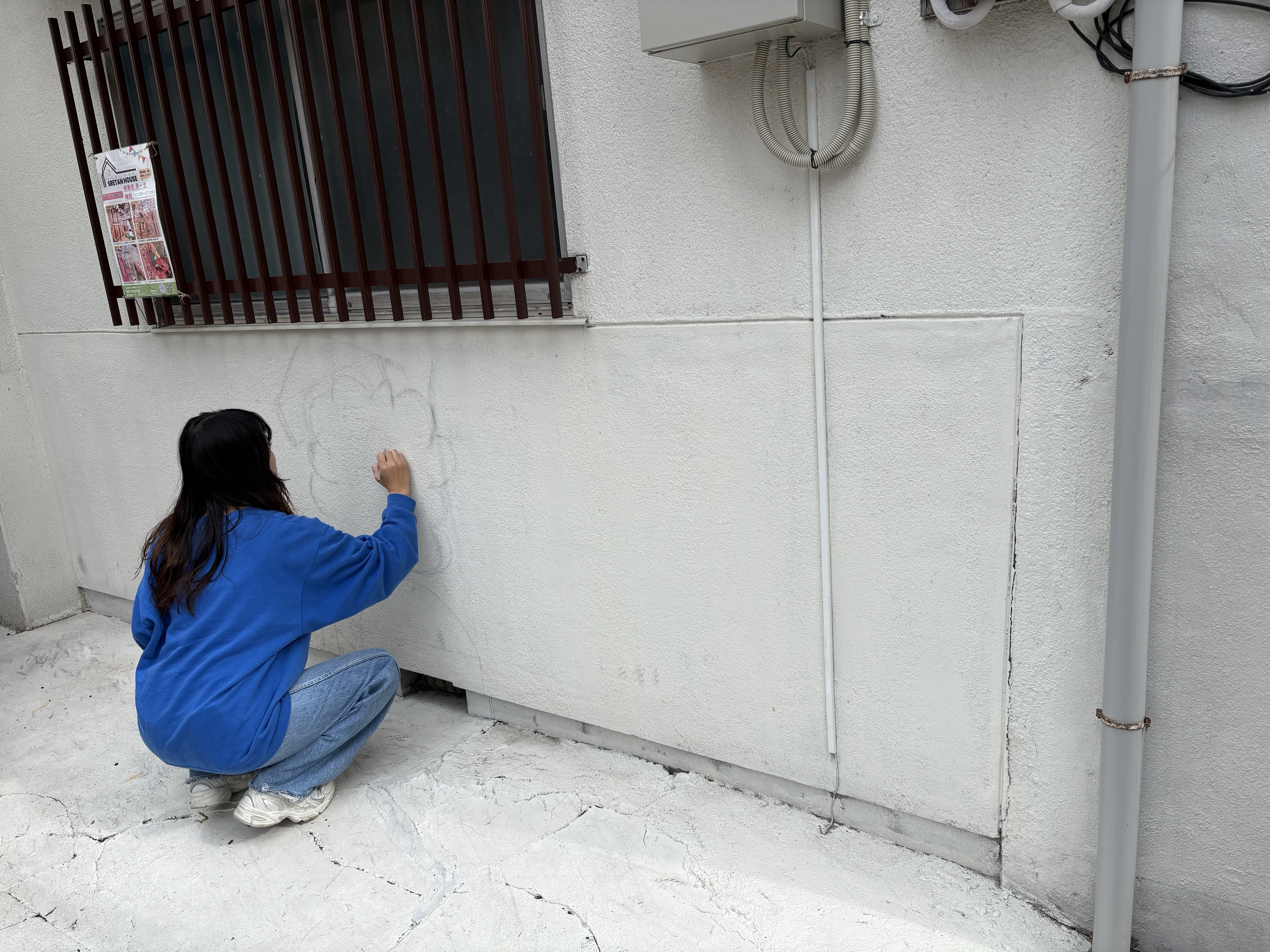 スレタンハウスの大型木工遊具で遊ぶカラフルな宇宙人たちを描いた、むらたちなつさんとのコラボアート「ちくはぐユニバース」のイラスト
