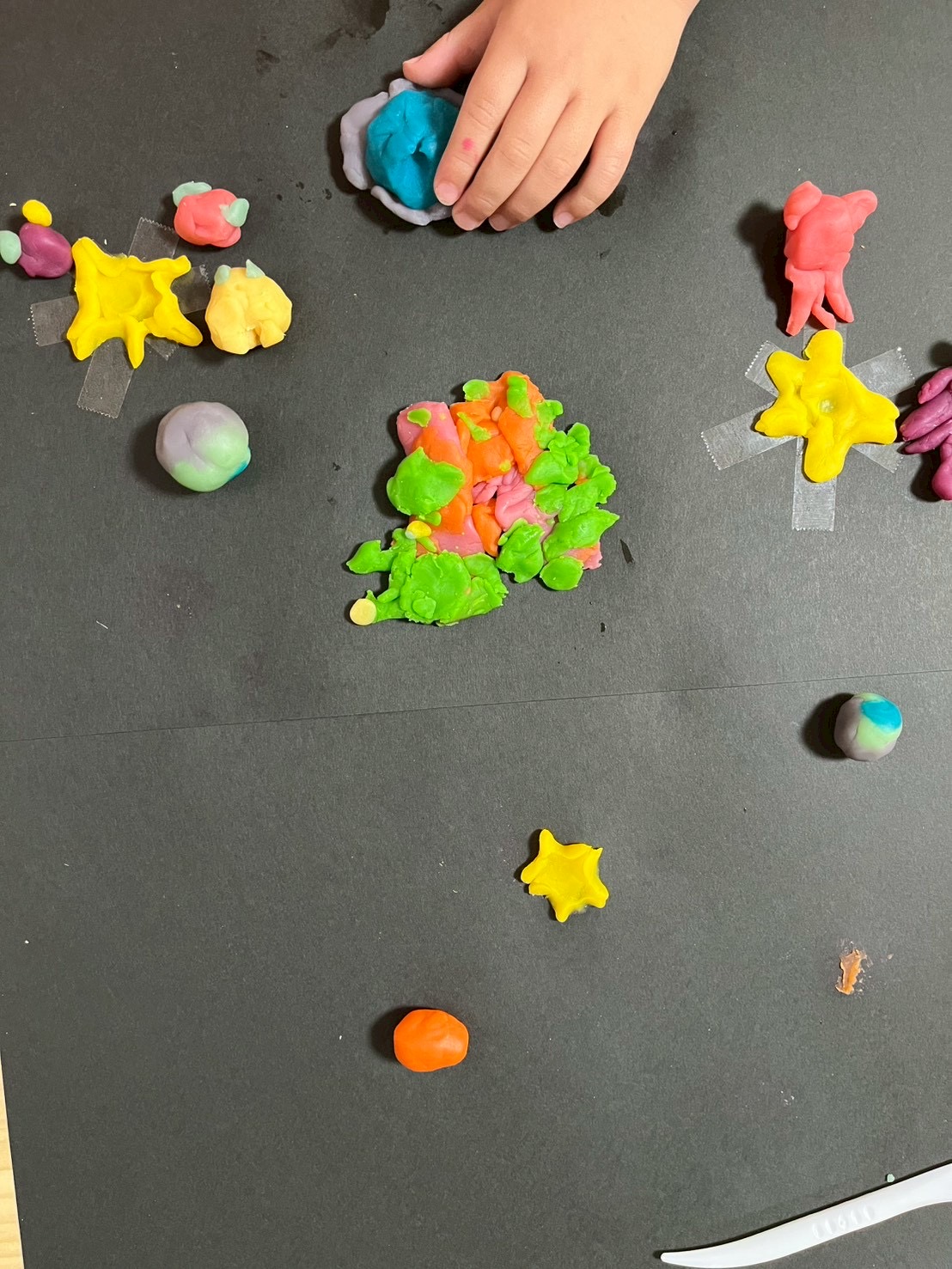 「宇宙人作り」の活動を通して、それぞれの個性と創造性が輝いたアート体験の風景
