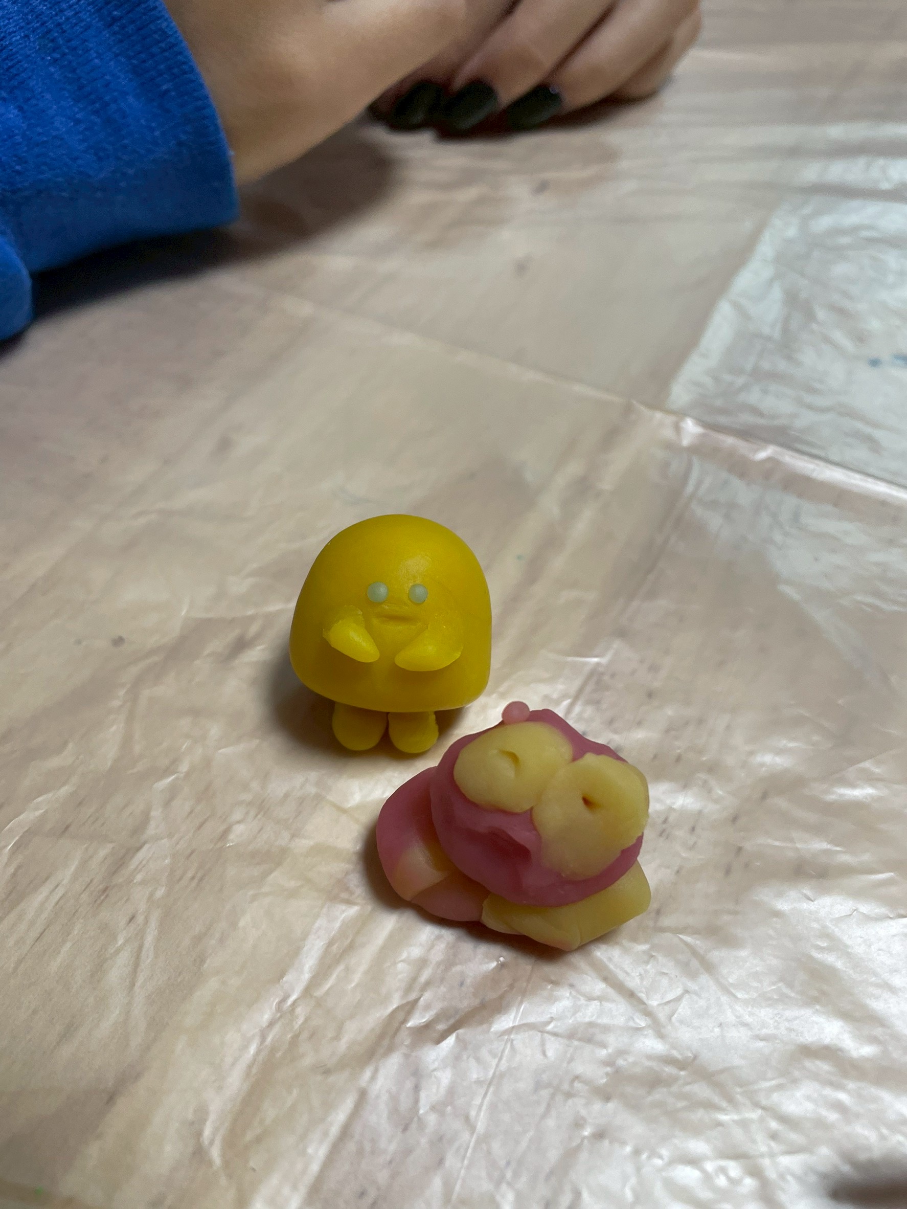 触角や複雑な模様を持つ、七色の粘土でできた個性豊かでハイクオリティな宇宙人の作品
