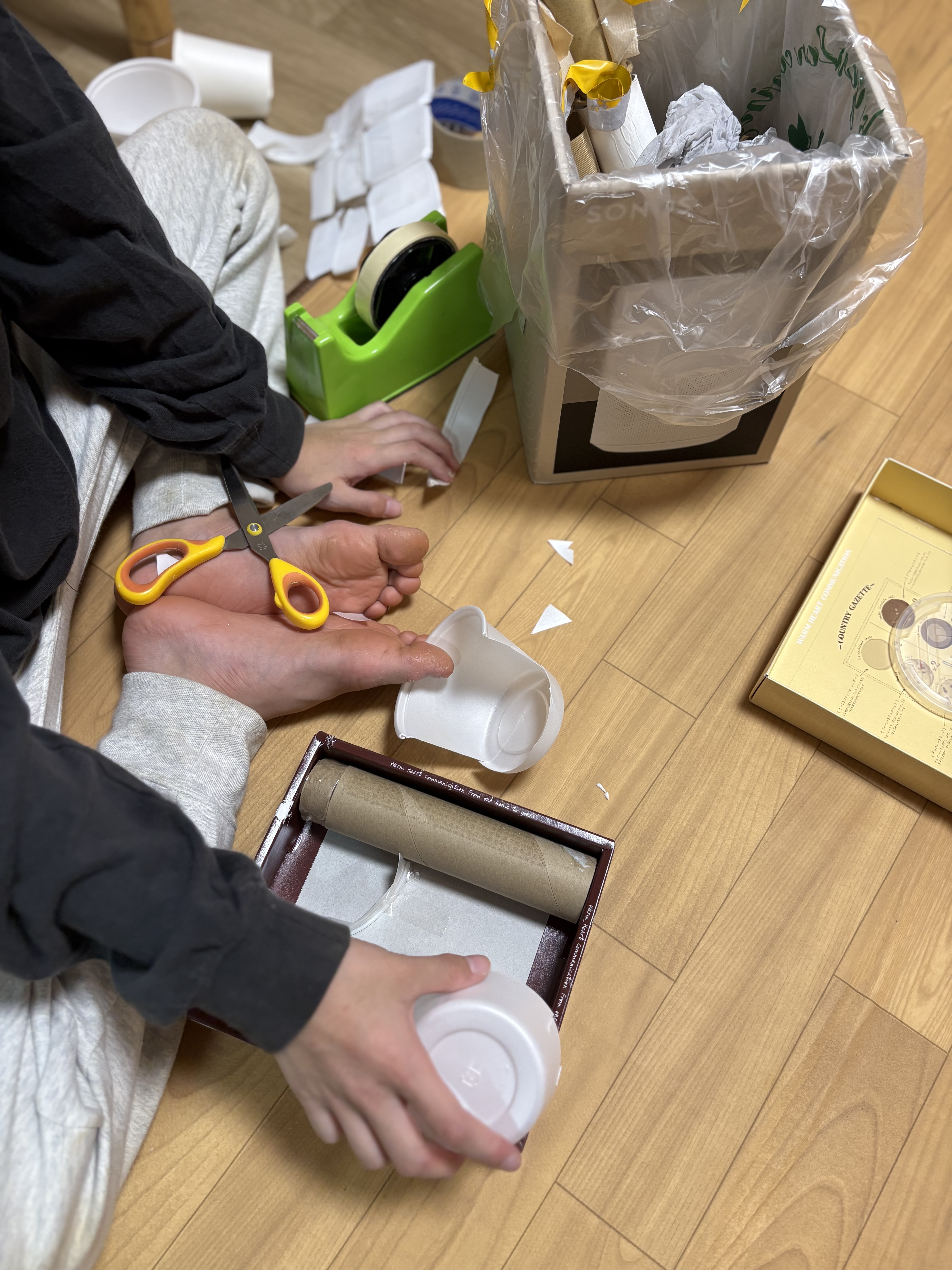 普段の生活をヒントに、色合いや形を工夫しながらお弁当の「おかず」を作る子どもたち
