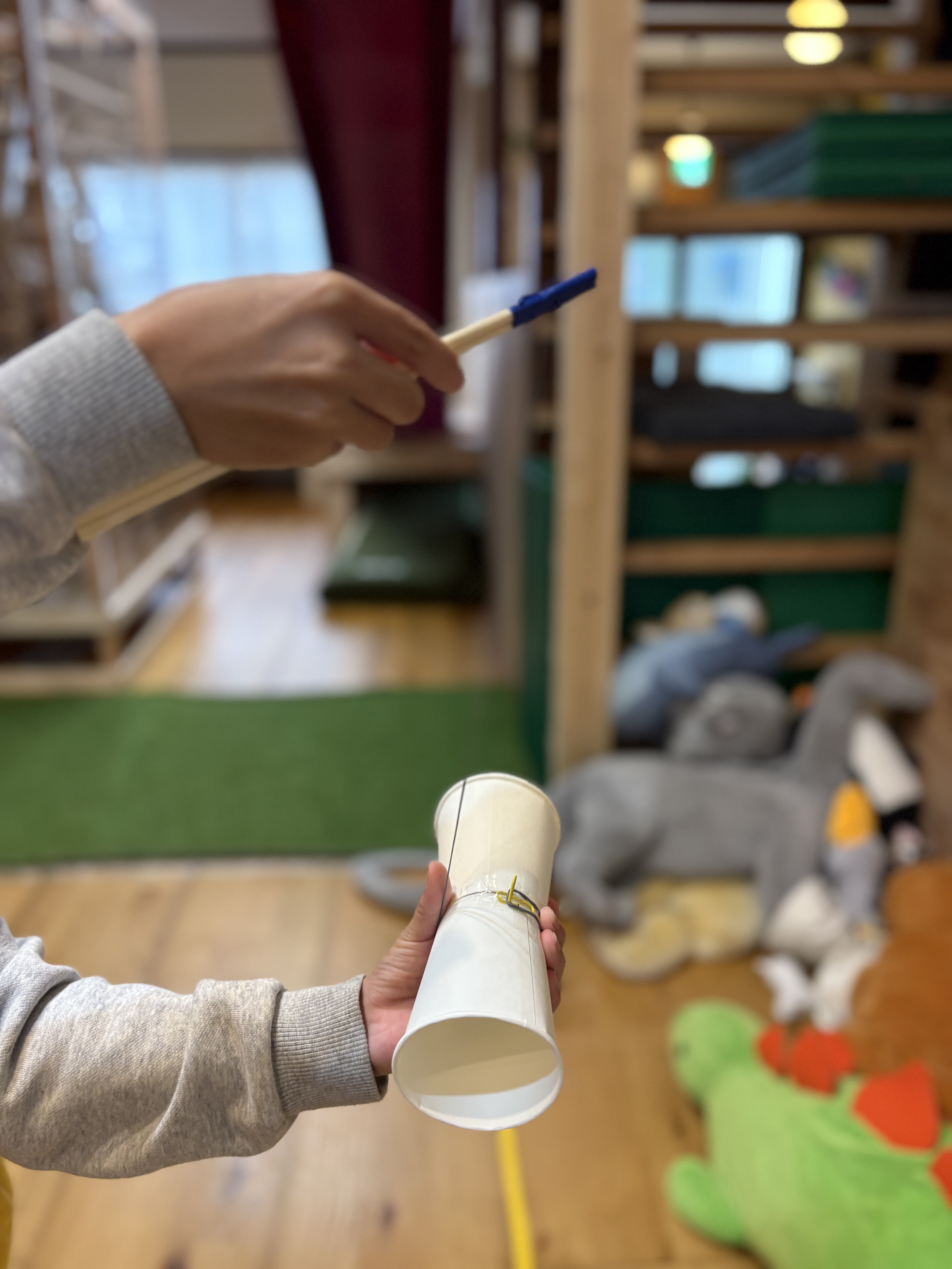 完成形を想像しながら、自分のイメージを形にする集中力の高い制作作業の風景
