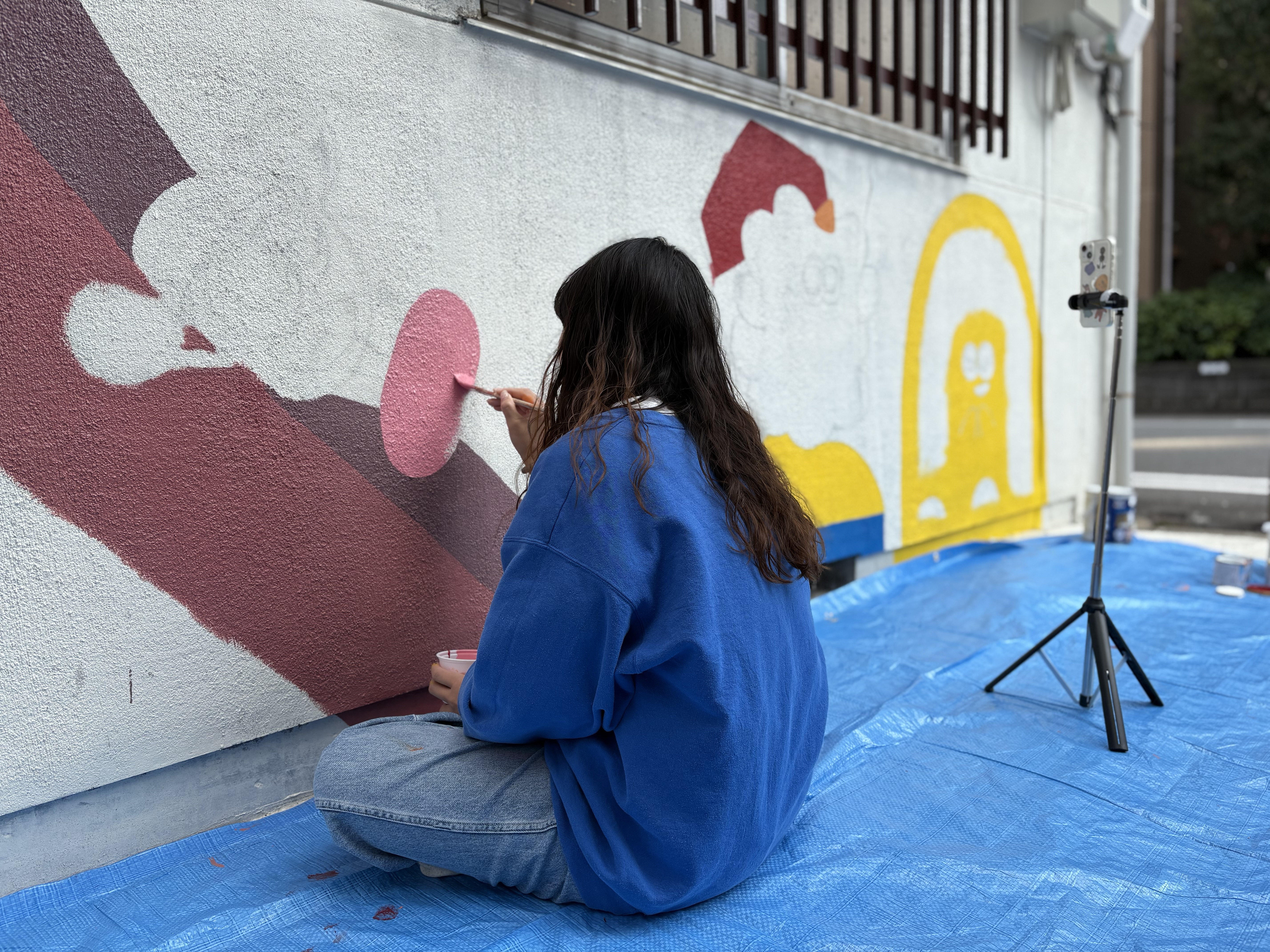 みんなでペンキ塗りに没頭し、自由に表現を楽しむスレタンハウスのアート活動風景
