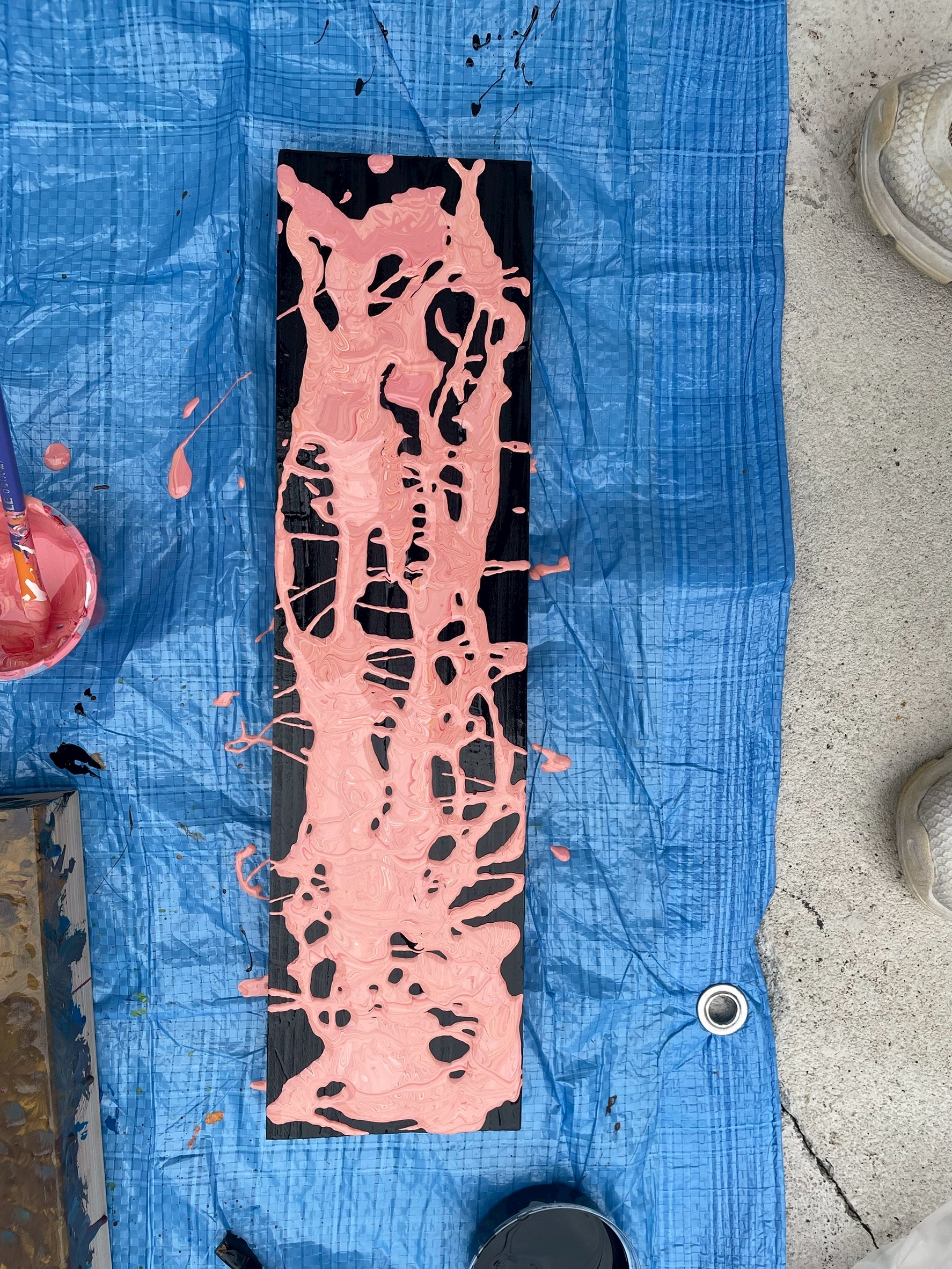 木目を活かしながら、思い思いの色で表現されたカラフルな作品の数々
