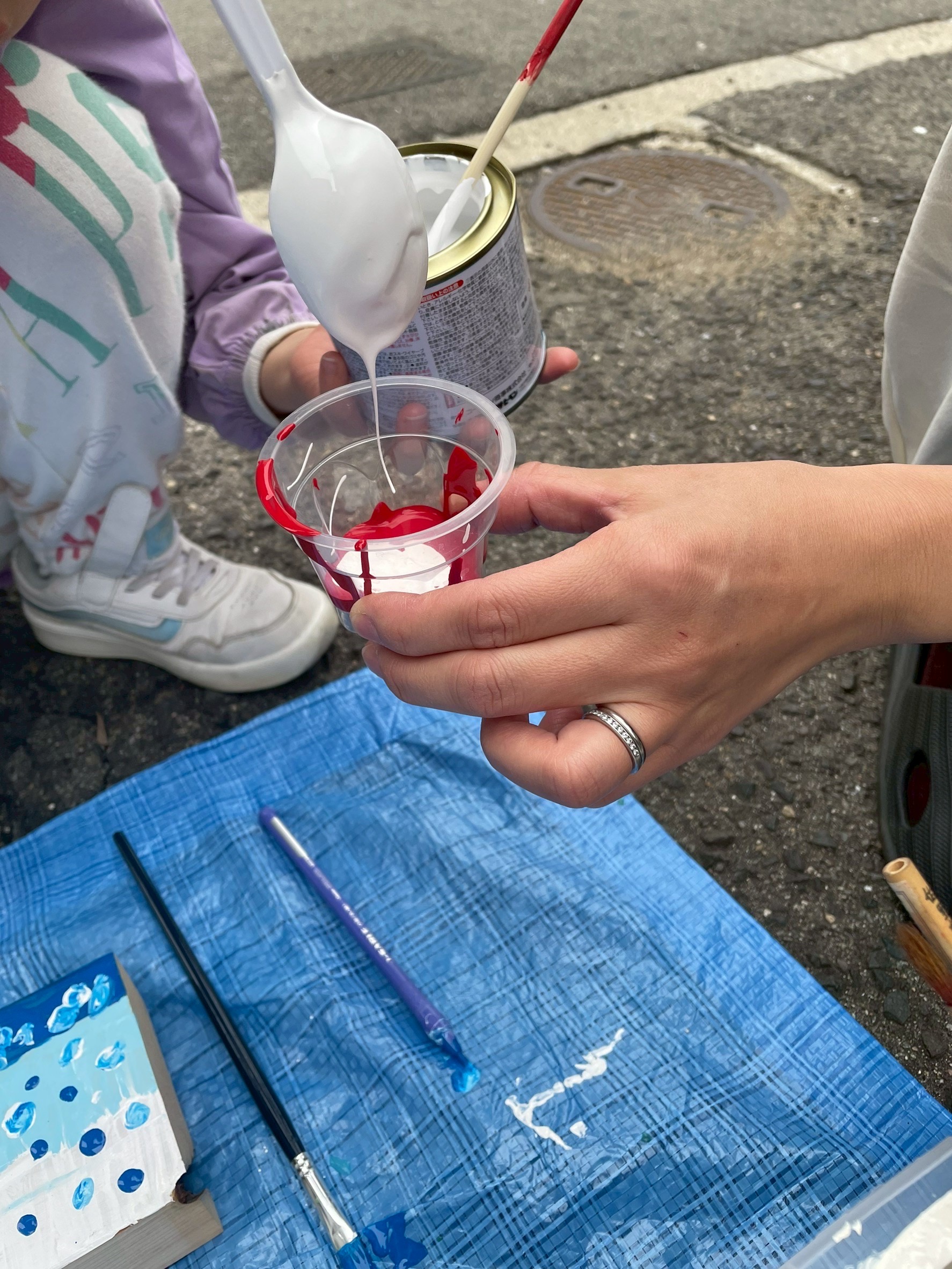 真剣な表情で木材にペンキを塗るスレタンハウスの子どもたち
