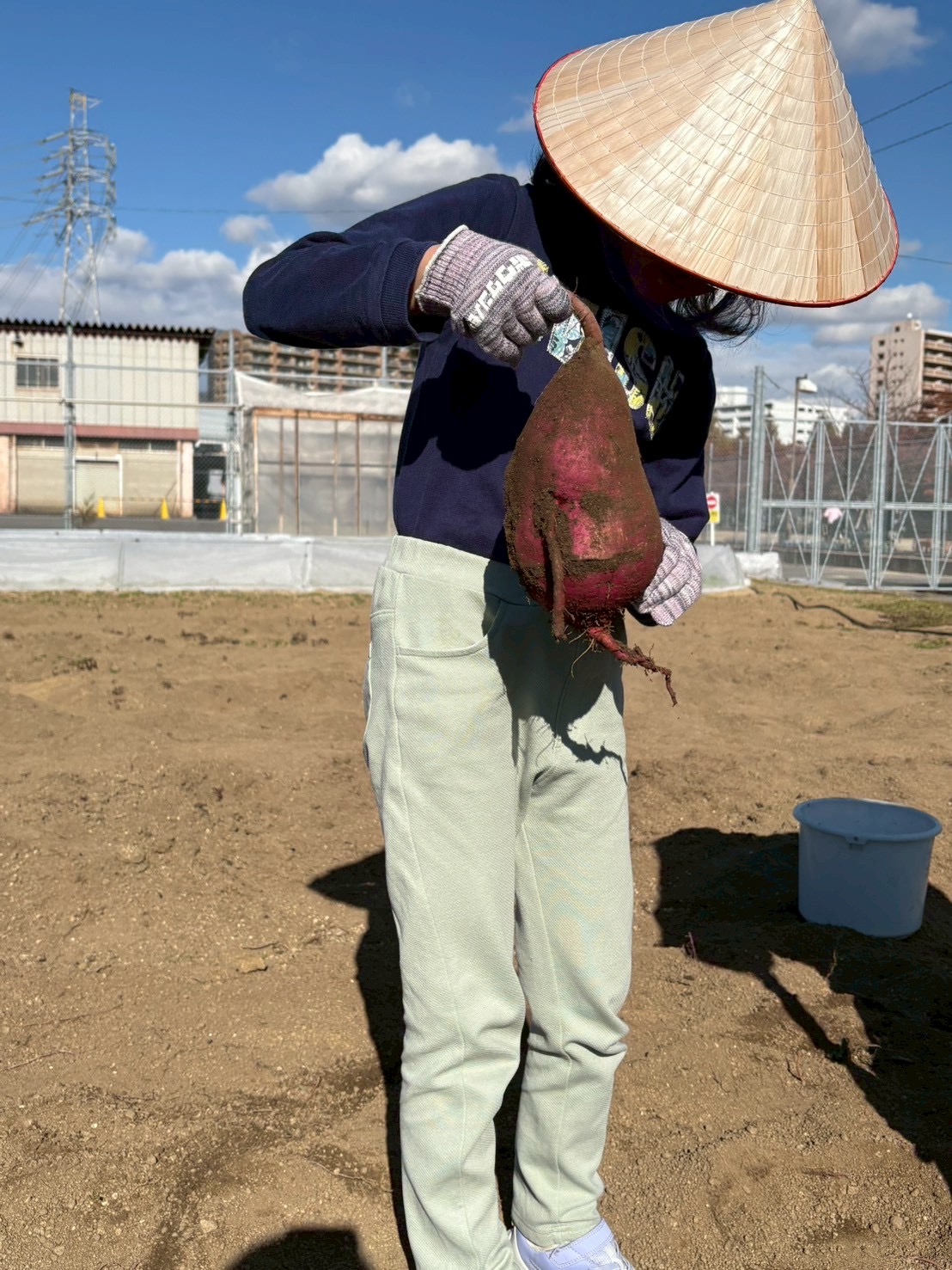 農園でスコップを使い、真剣な表情で土を掘り進めるスレタンハウスの子どもたち
