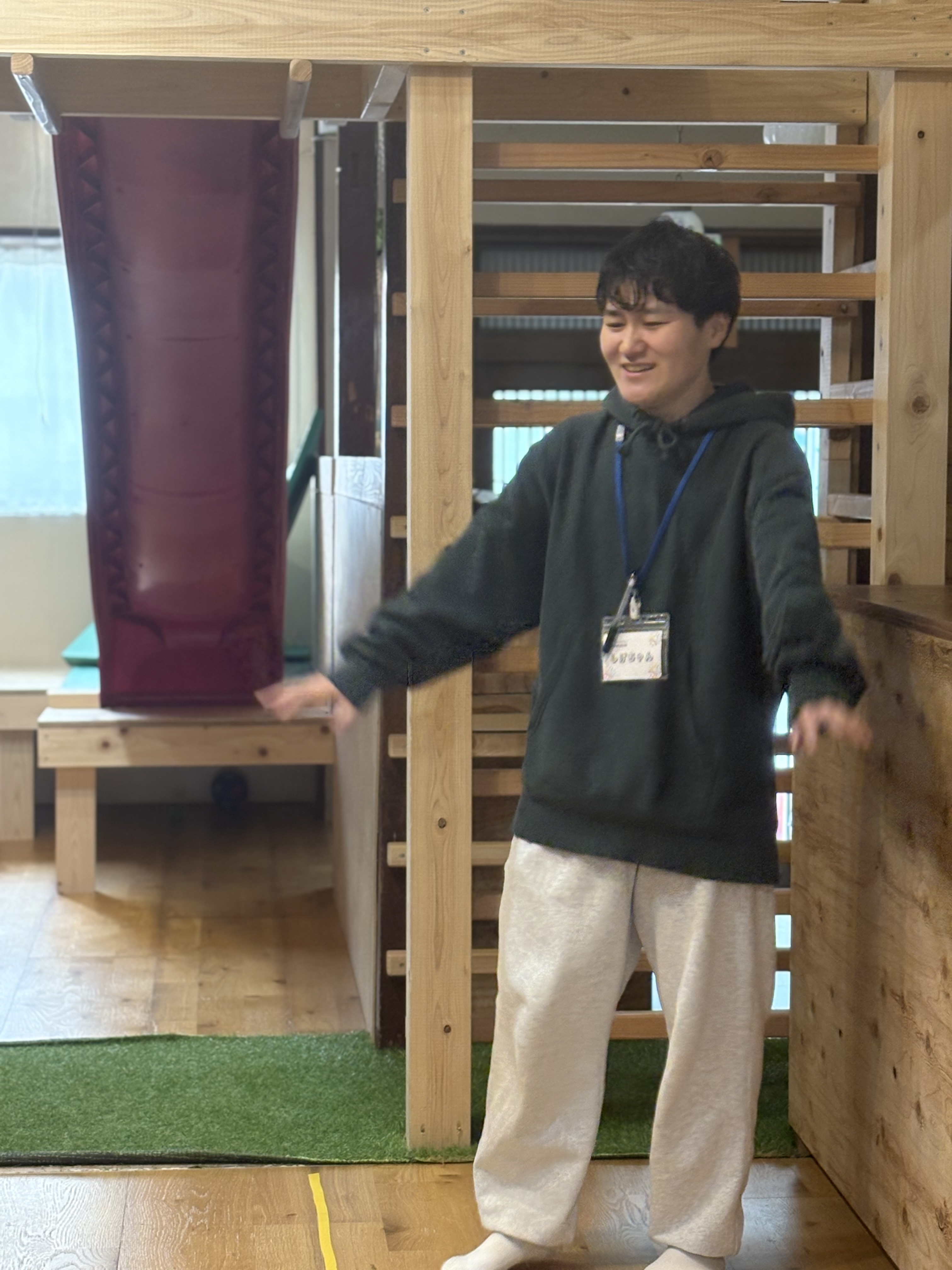 スタッフが全力で遊ぶ姿。