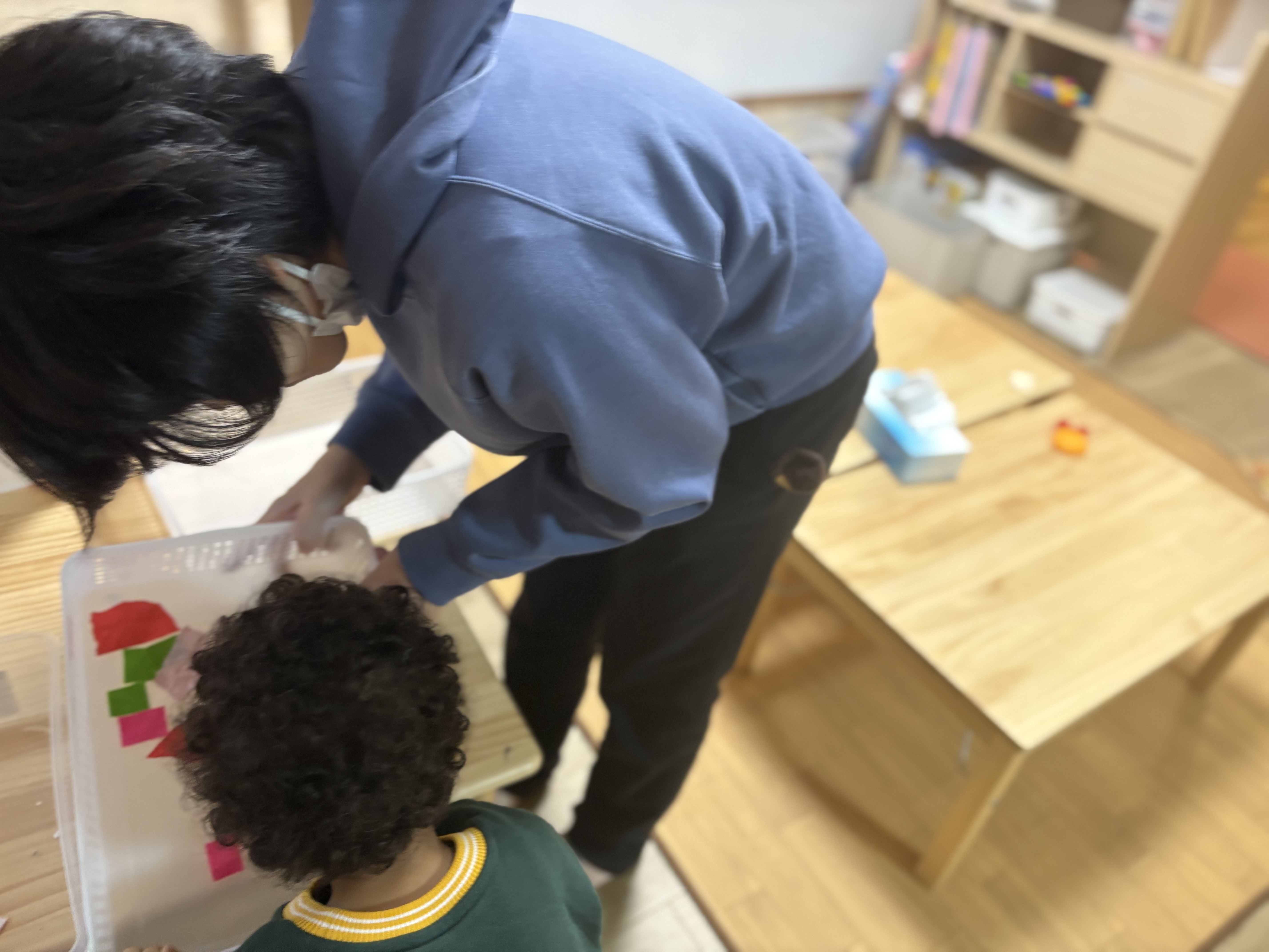 スタッフが実施しながらルールを説明している姿。