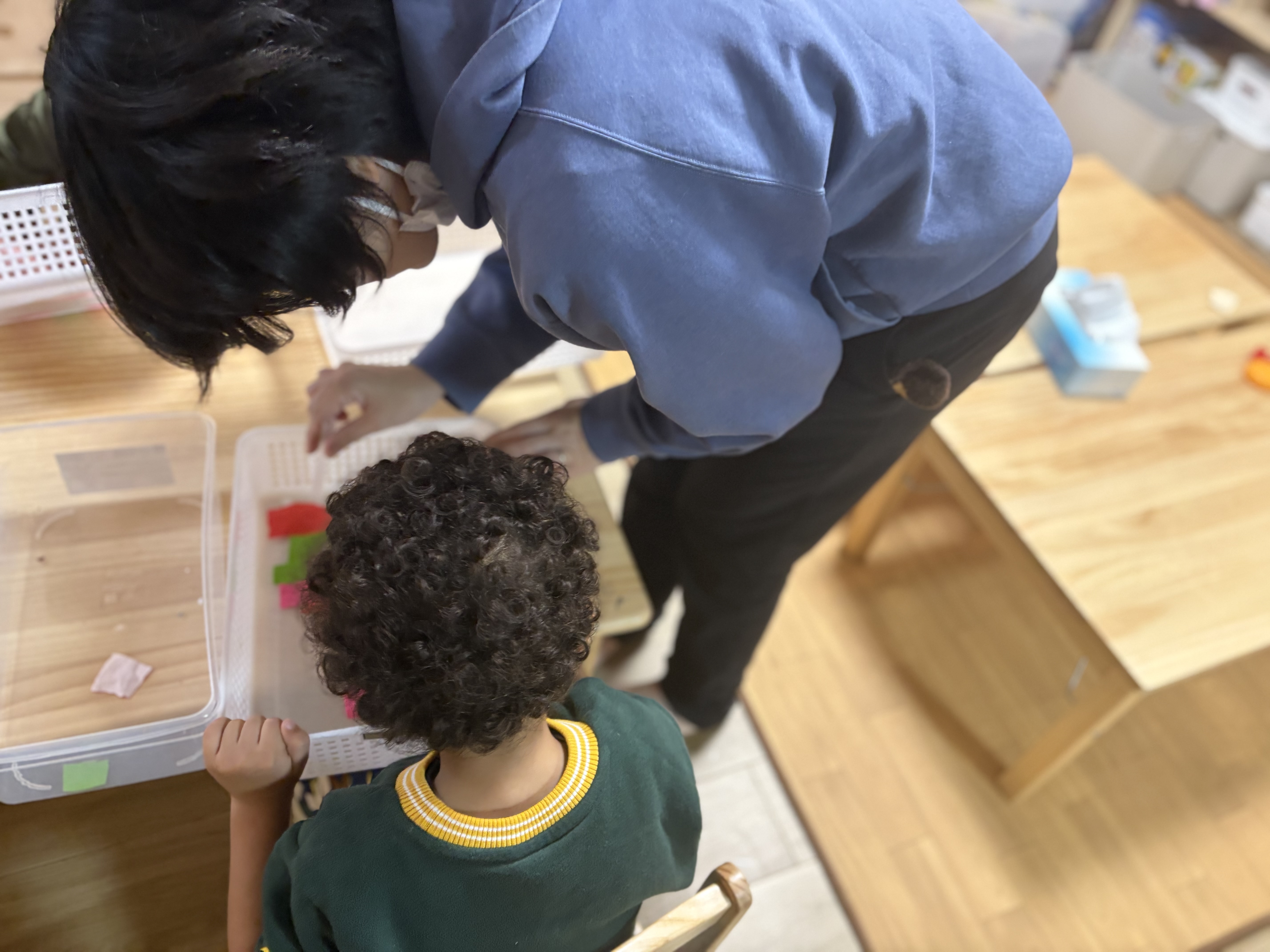 説明を聞いて、再度挑戦する姿。