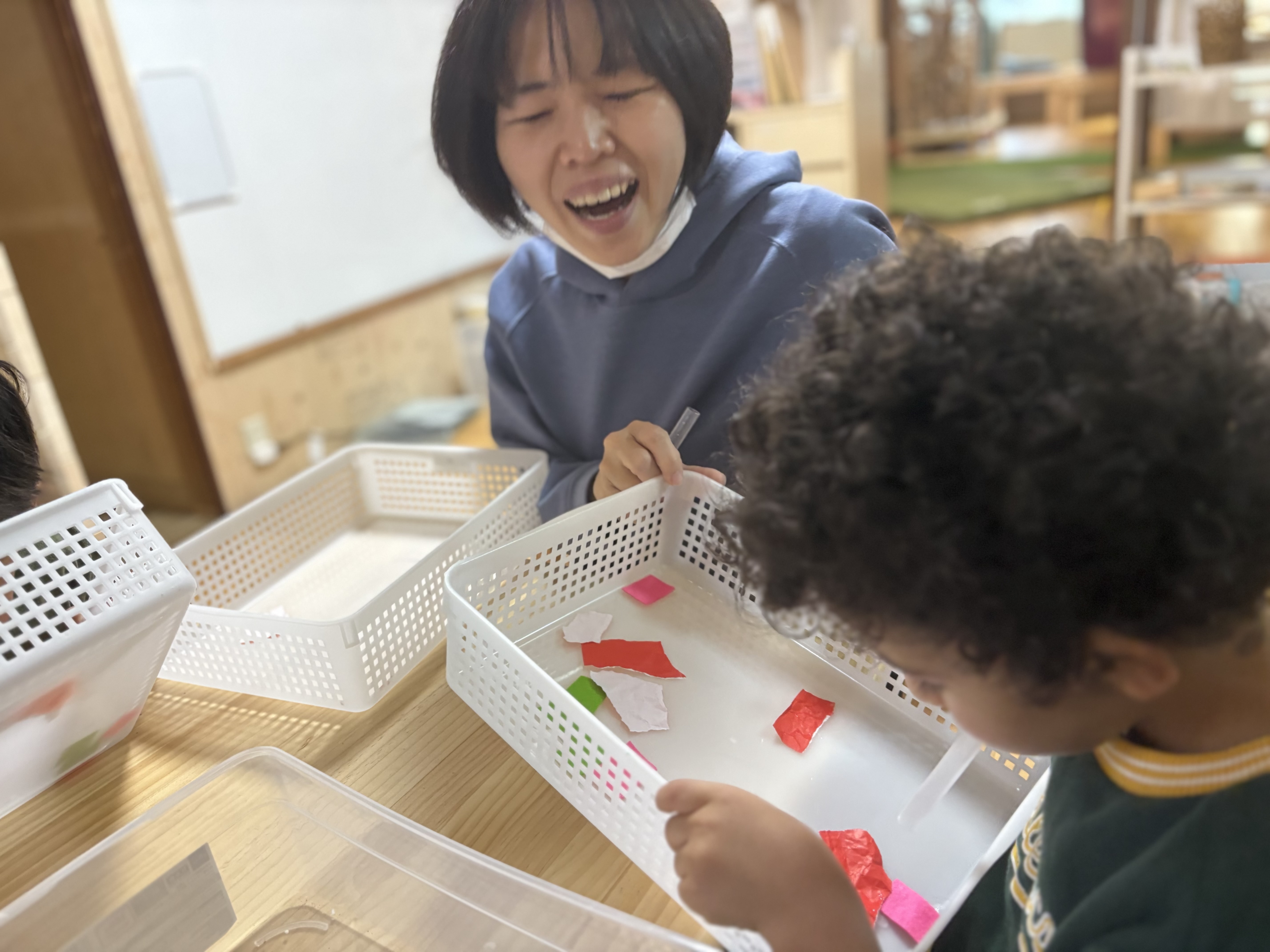 先生が「ゲラゲラ」笑いながら全力で楽しむことで、子どもたちの「なにそれ、やりたい！」という意欲を引き出す瞬間
