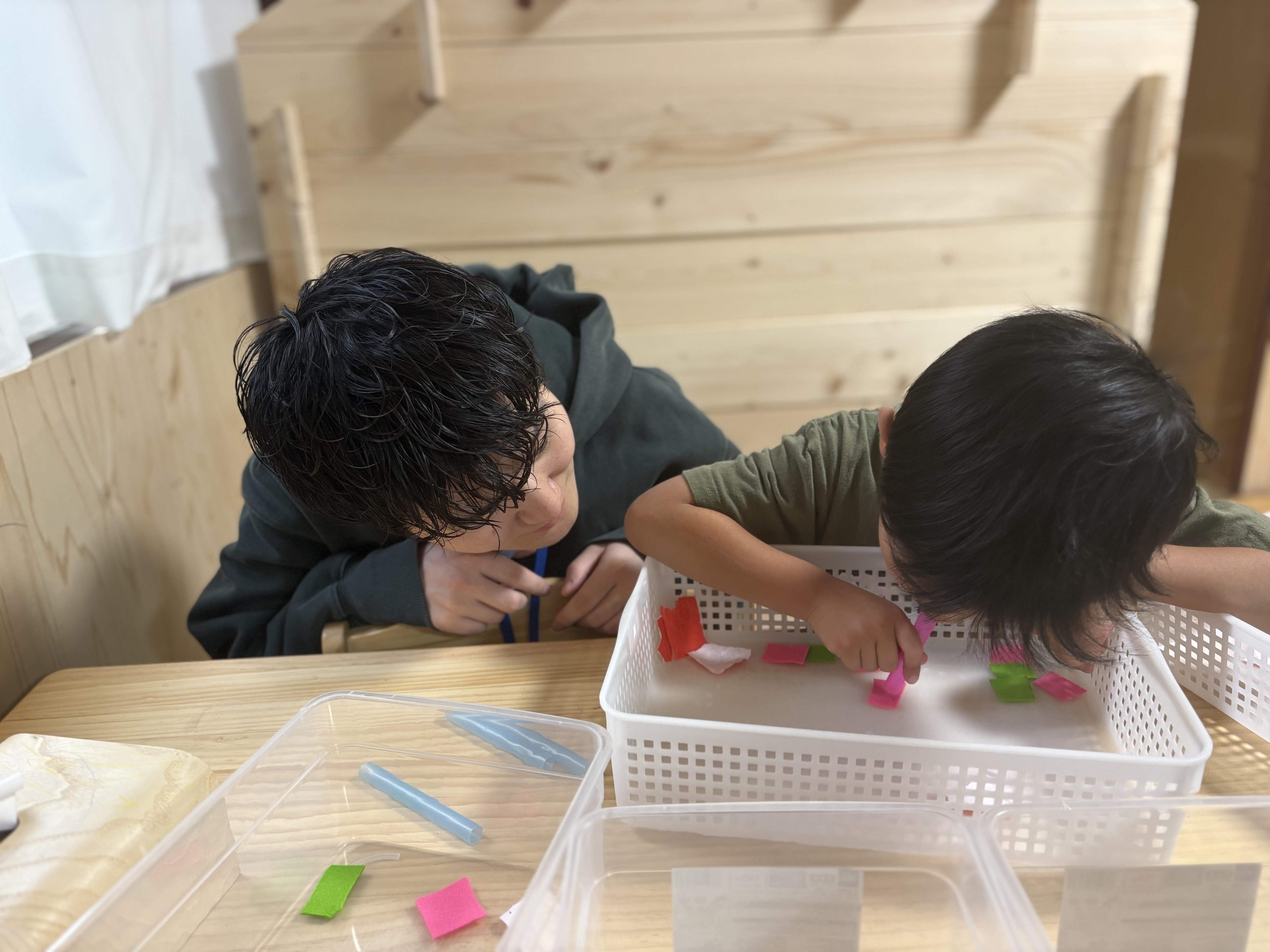 ストローで吸って布を別のカゴに移す時は息を吐く姿。