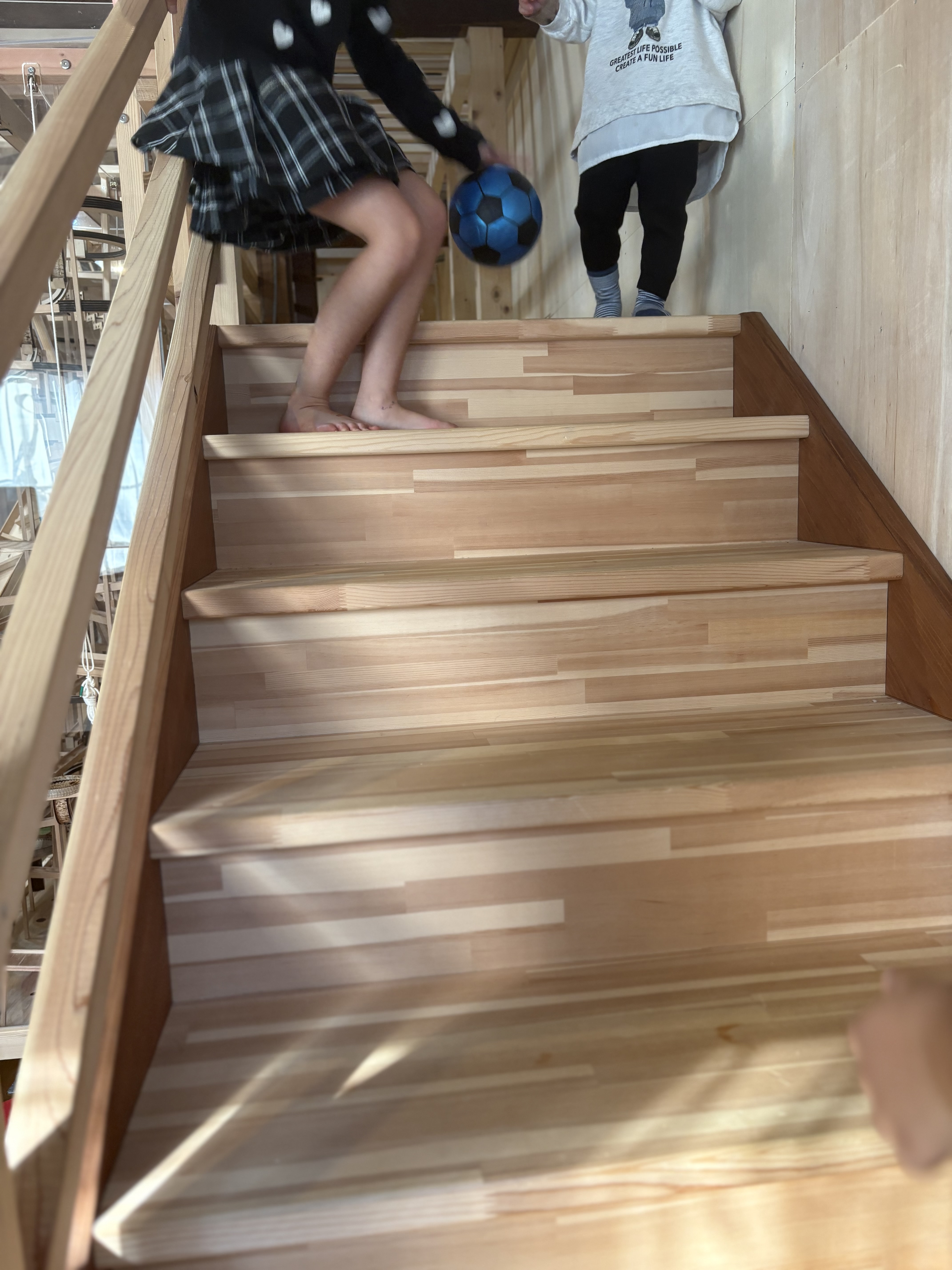 こんな高いところでもボール遊びができる。年上のお友だちが優しく一緒に遊んでいるシーン。