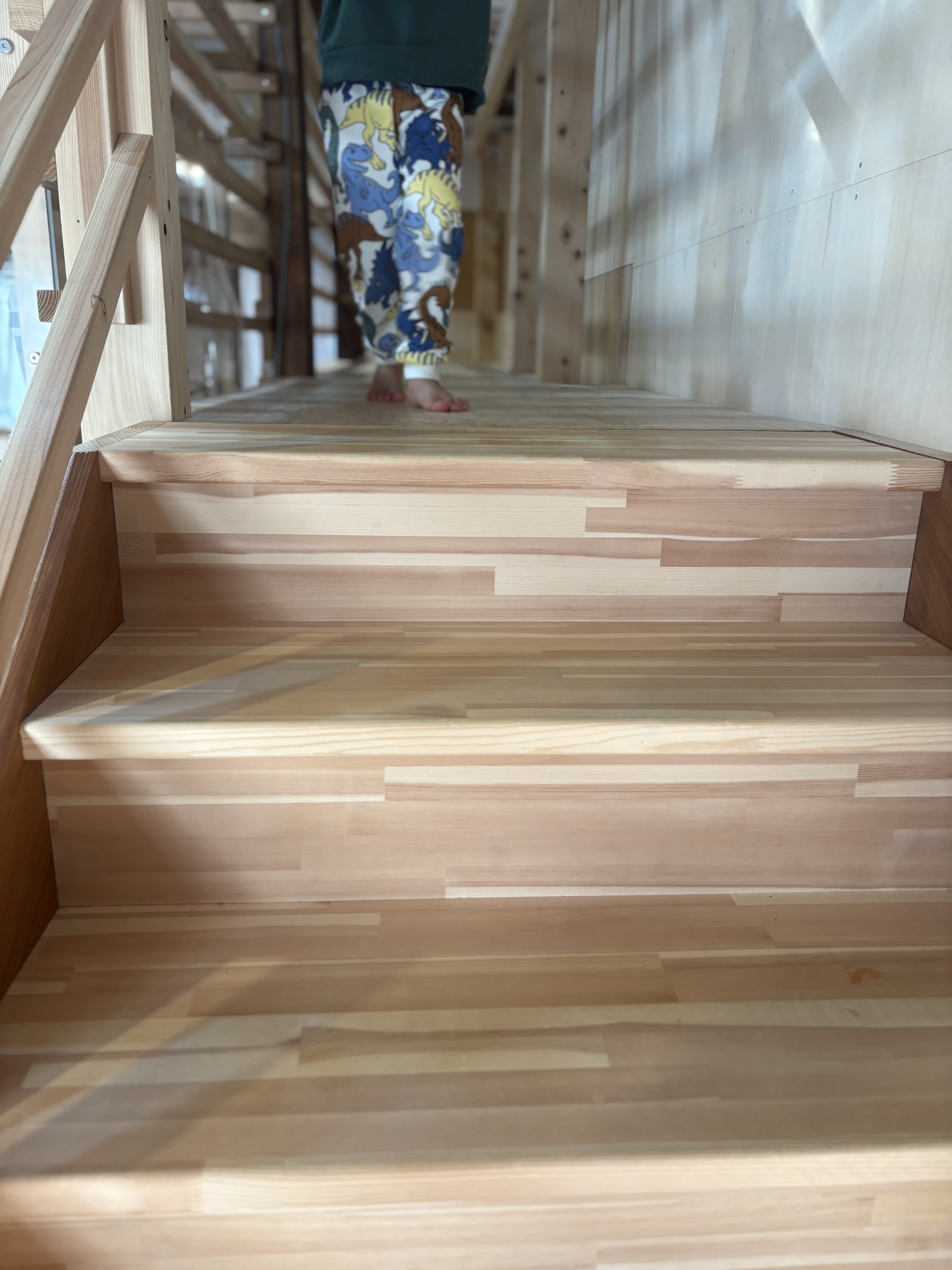 裸足でヒノキを歩くことで、足裏からの感覚を大切にしている。