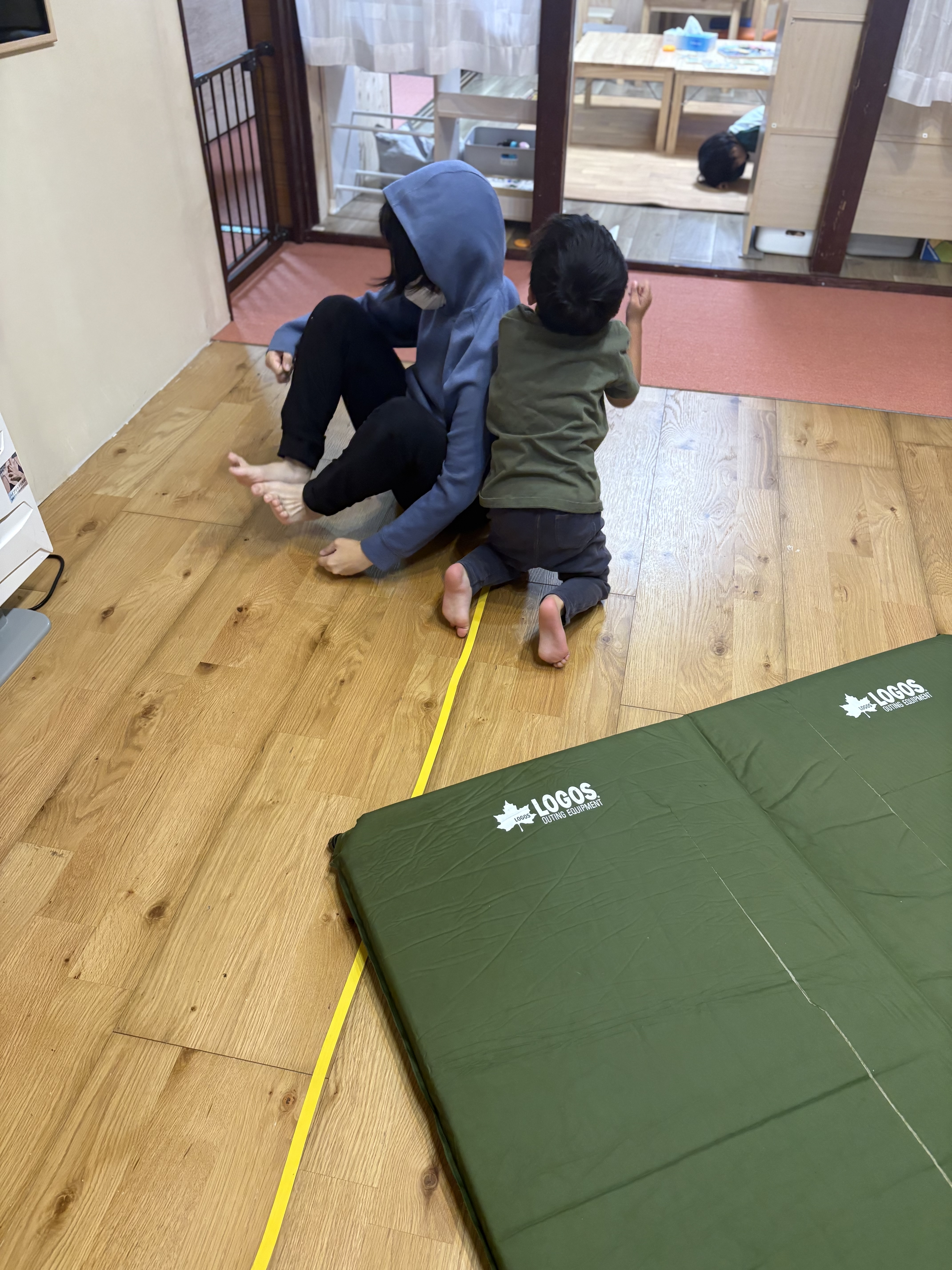 スタッフが恐竜になって、それと戦う子ども。