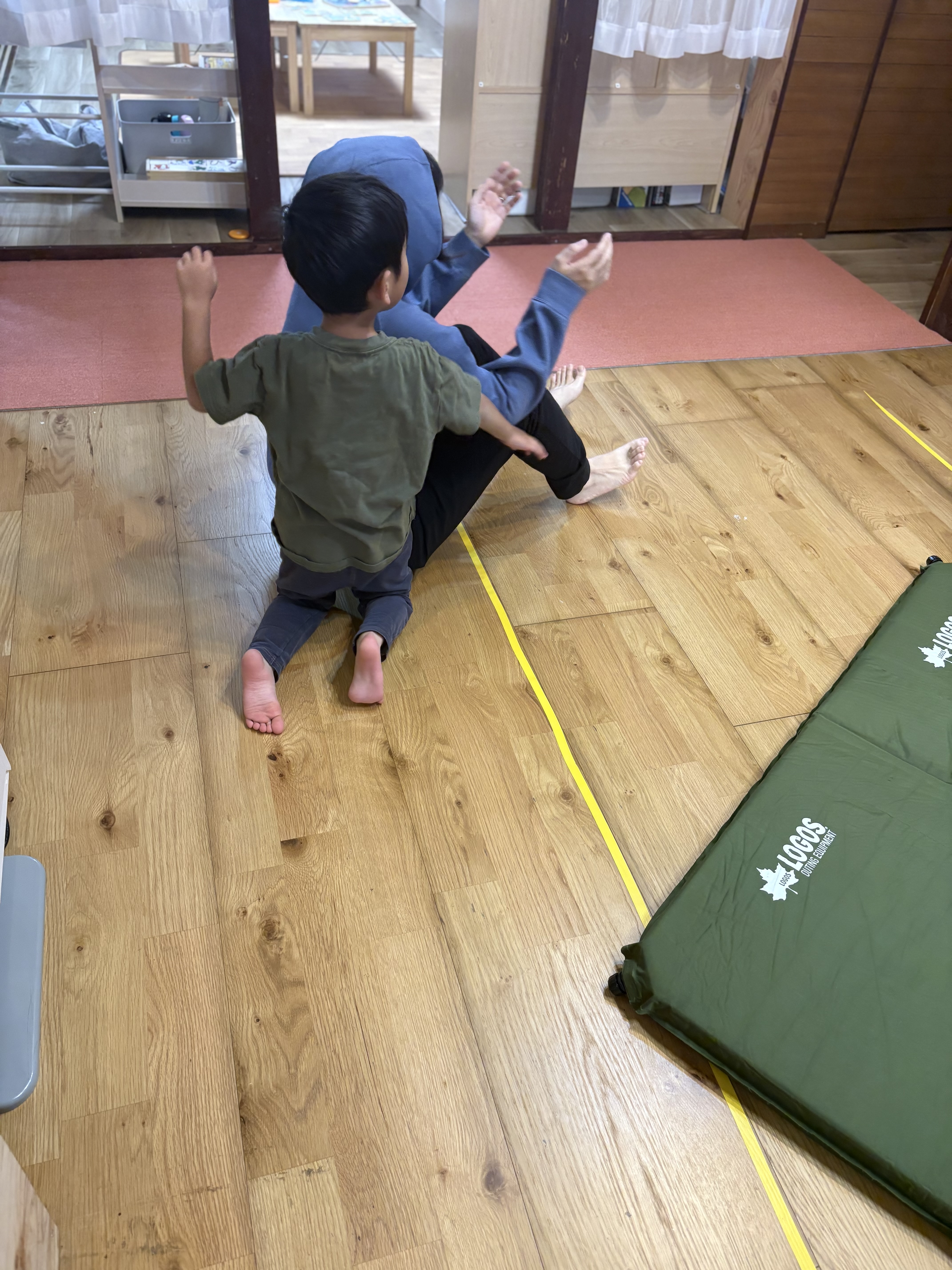 スタッフ恐竜を倒して、喜ぶ子ども。
子供と一緒になって楽しむスタッフ。