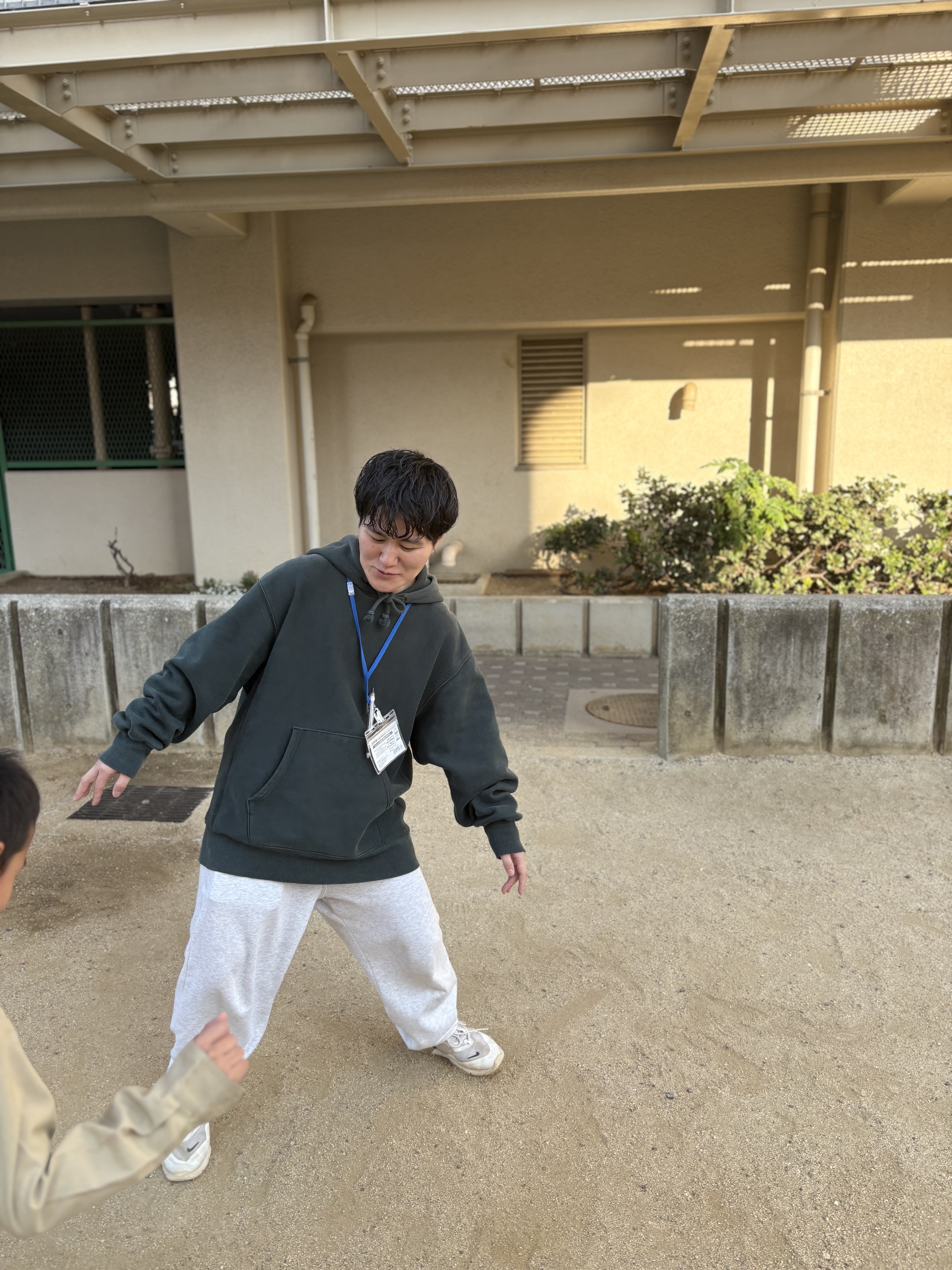 白熱試合の中でも笑顔で見つめるスタッフ