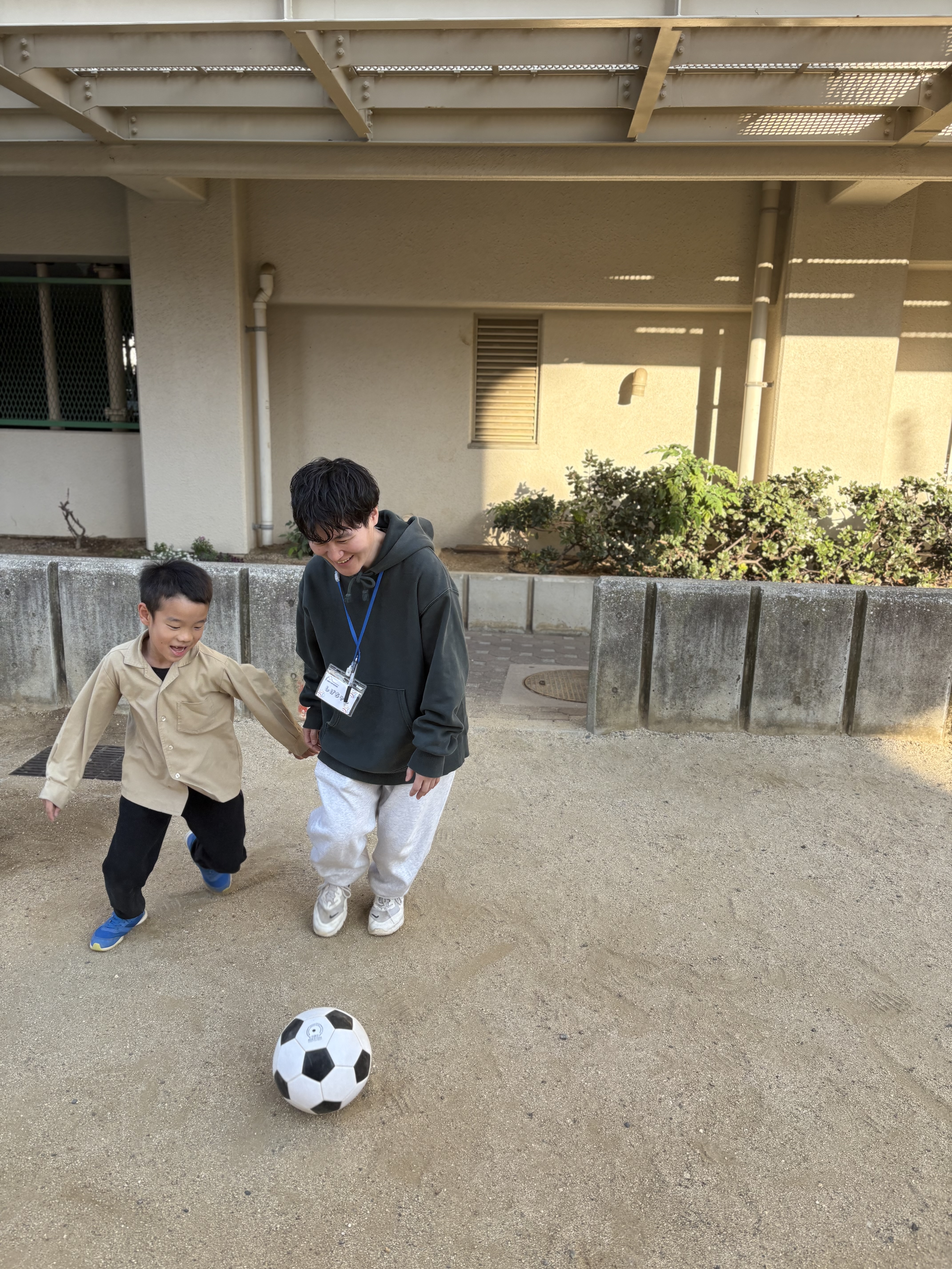 一人一人の成長を見つめながら、子に合わせた声かけをするスタッフ