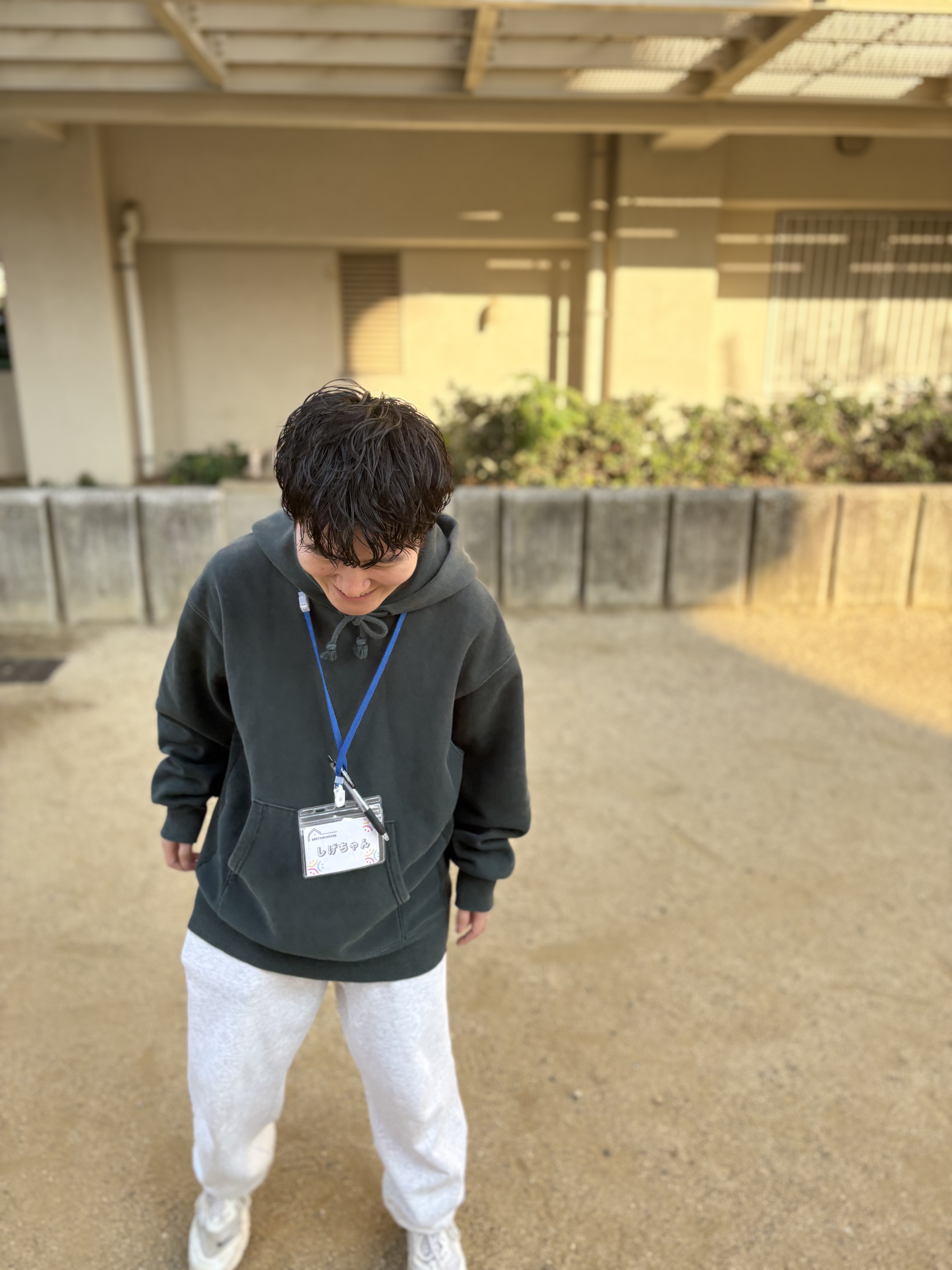 「早く起きなさい」と急かすことなく、ニコニコしながらただ横に「居て」くれるスタッフ「しげちゃん」の「見守りバリア🛡️」
