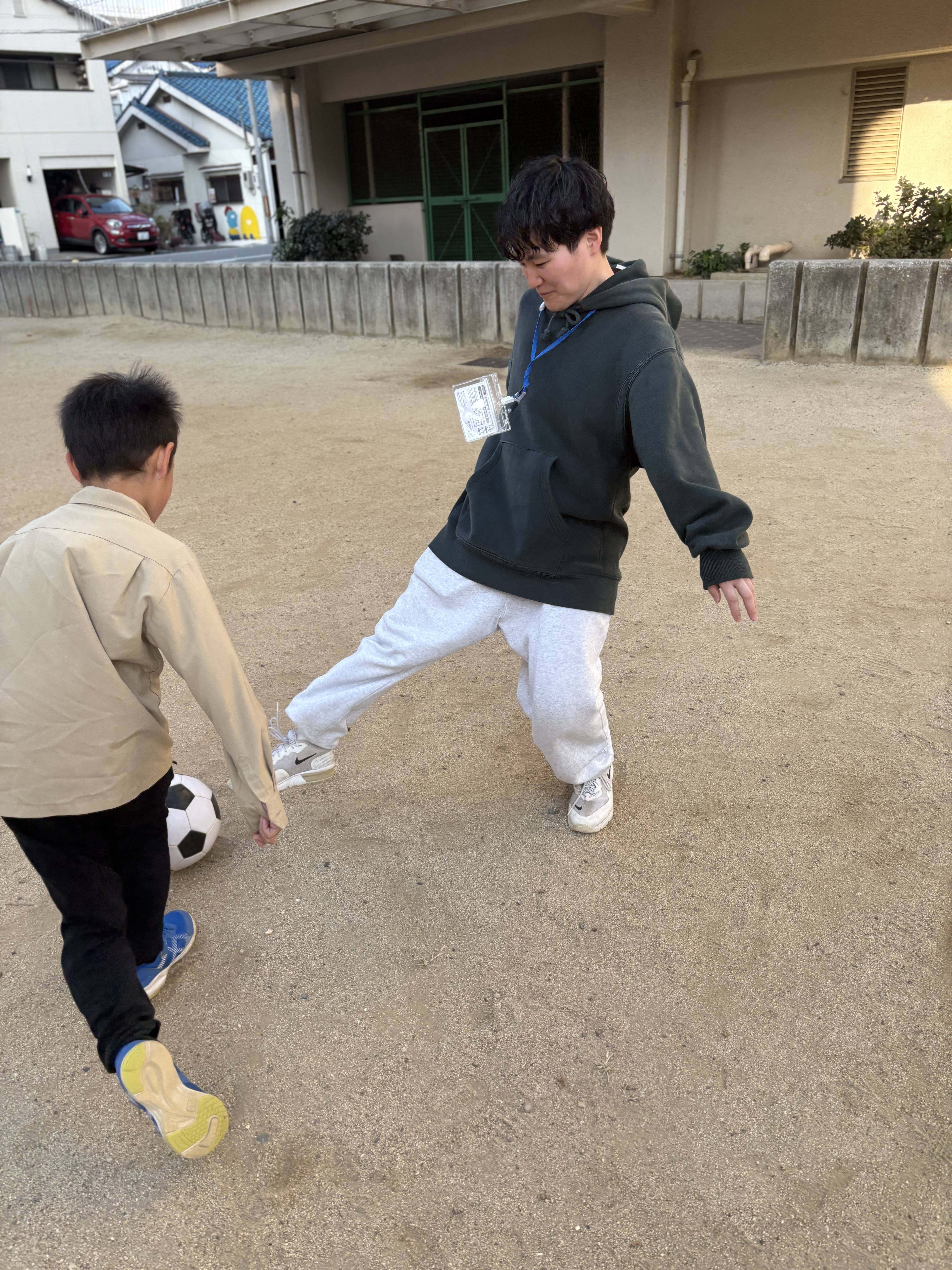 シゲちゃんと対決だ！負けないぞと本気でサッカーをする姿