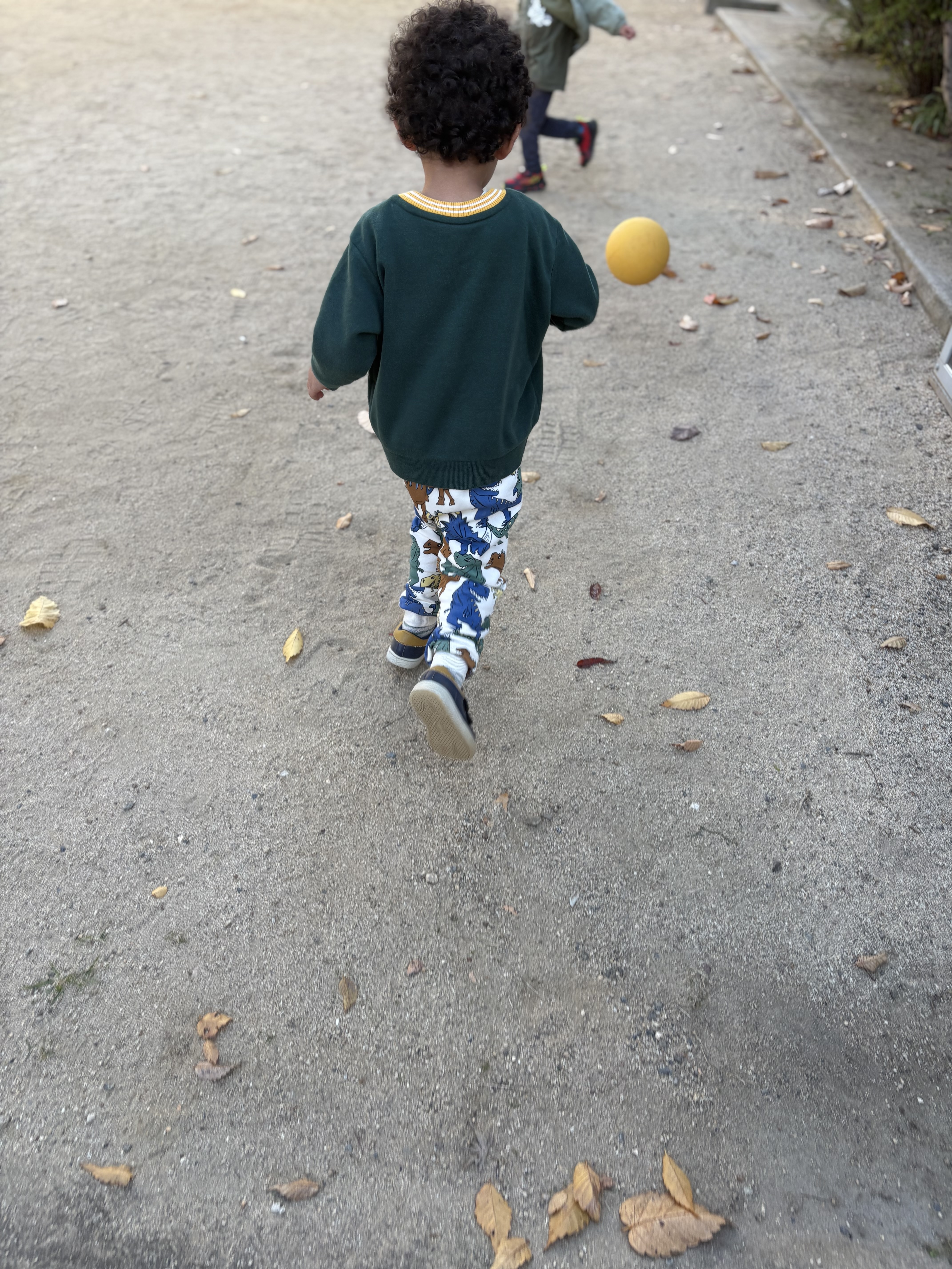 ナイスパスと笑顔でサッカーを楽しむ子どもたち