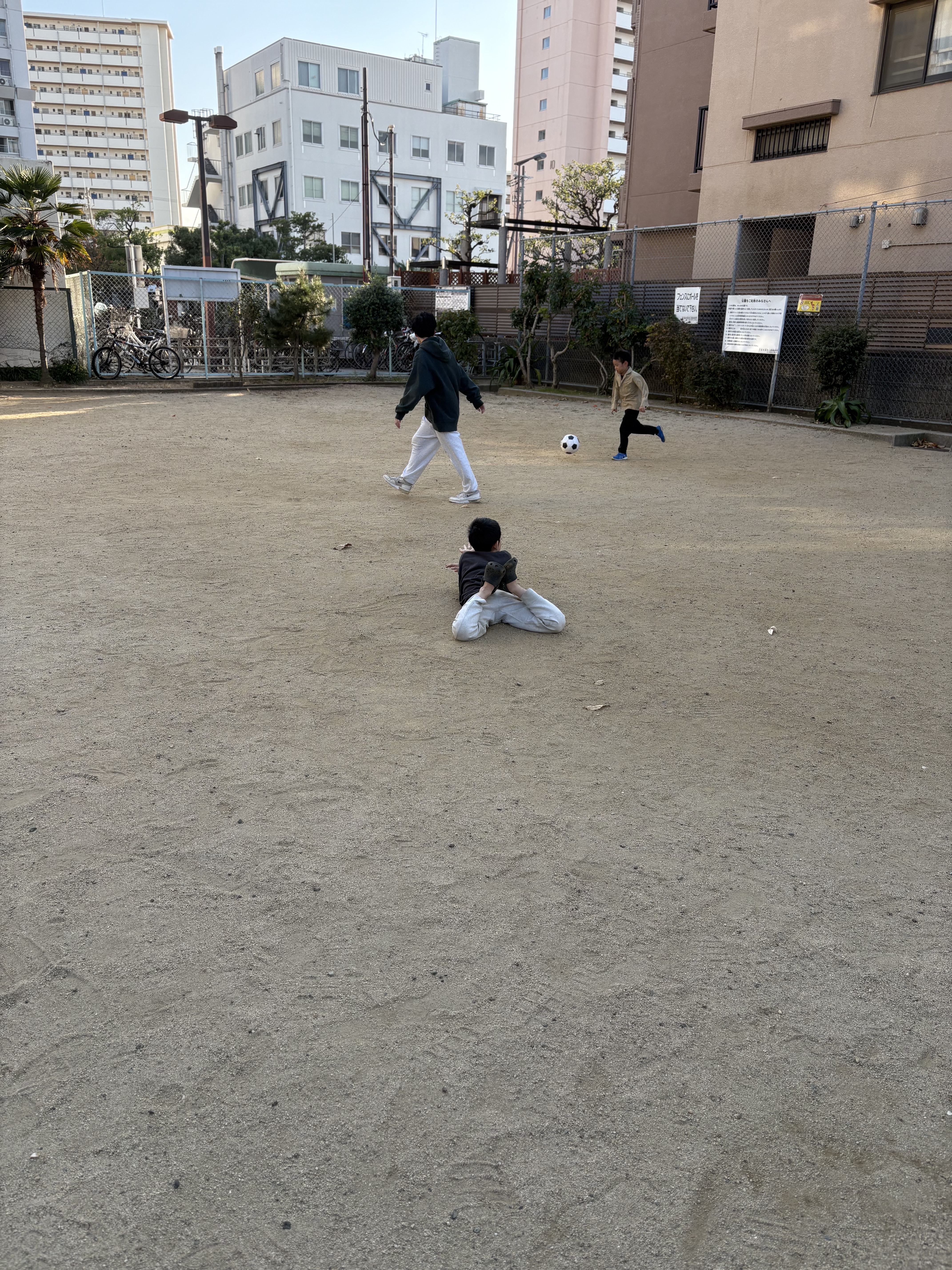 次はシュートだとスタッフと試合をする子ども