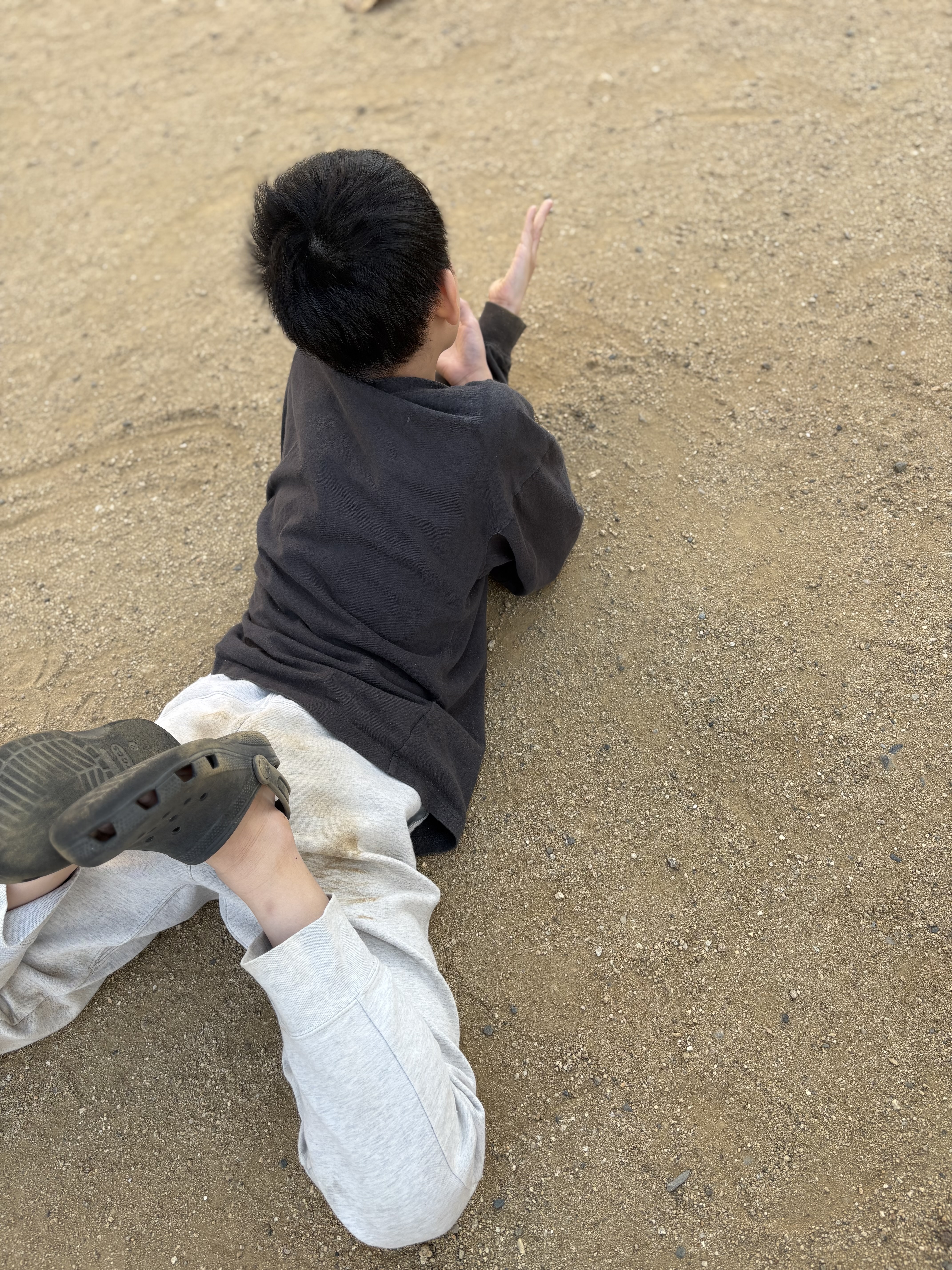 周りが賑やかでも安心して心を落ち着かせ、次に走り出すためのエネルギーを充電する子どもの「静」の時間
