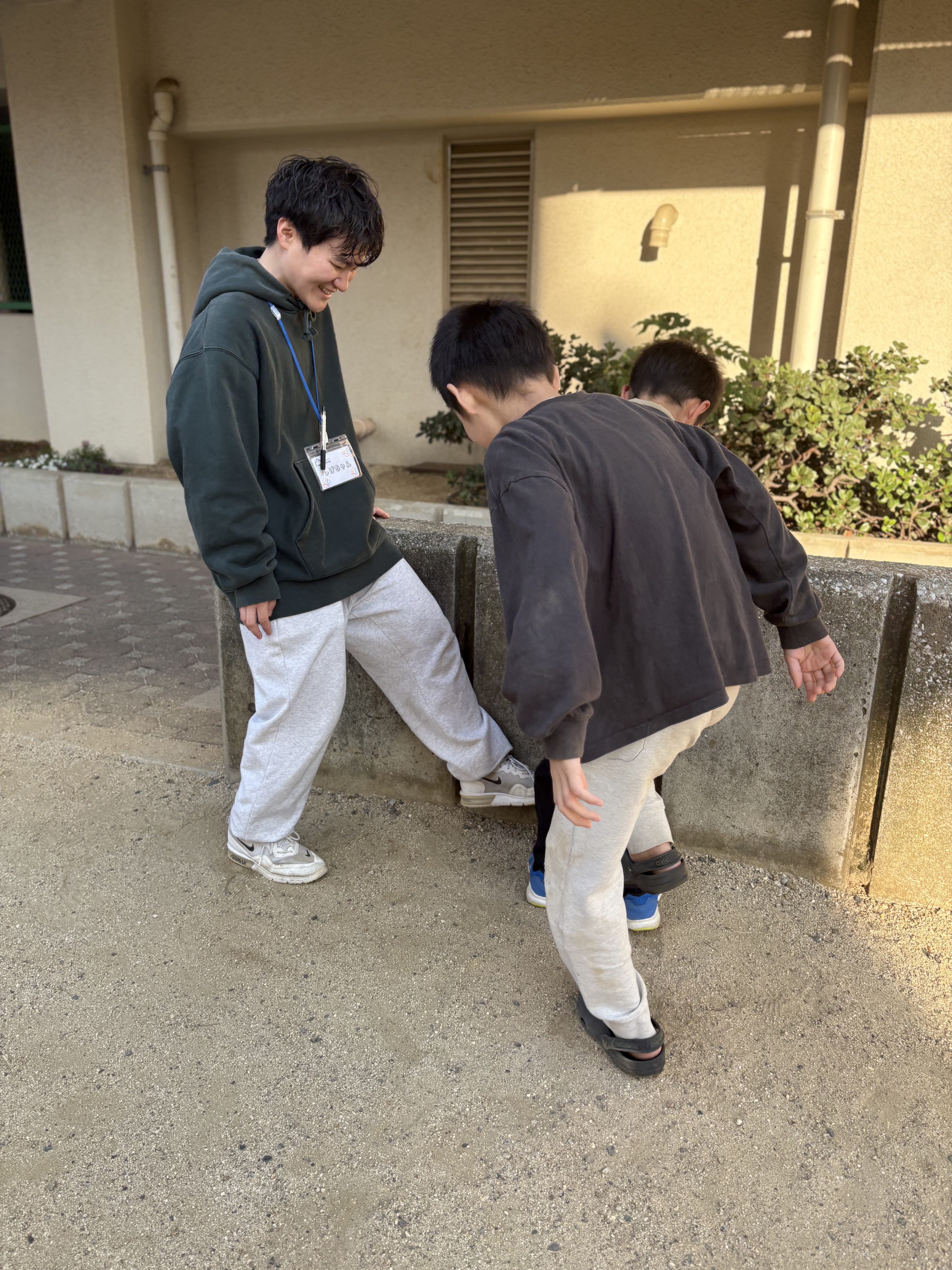 大人が焦らず待ってくれたことで、自分からエネルギーを貯めて遊びに戻ろうとする、主体的な子どもの成長の瞬間
