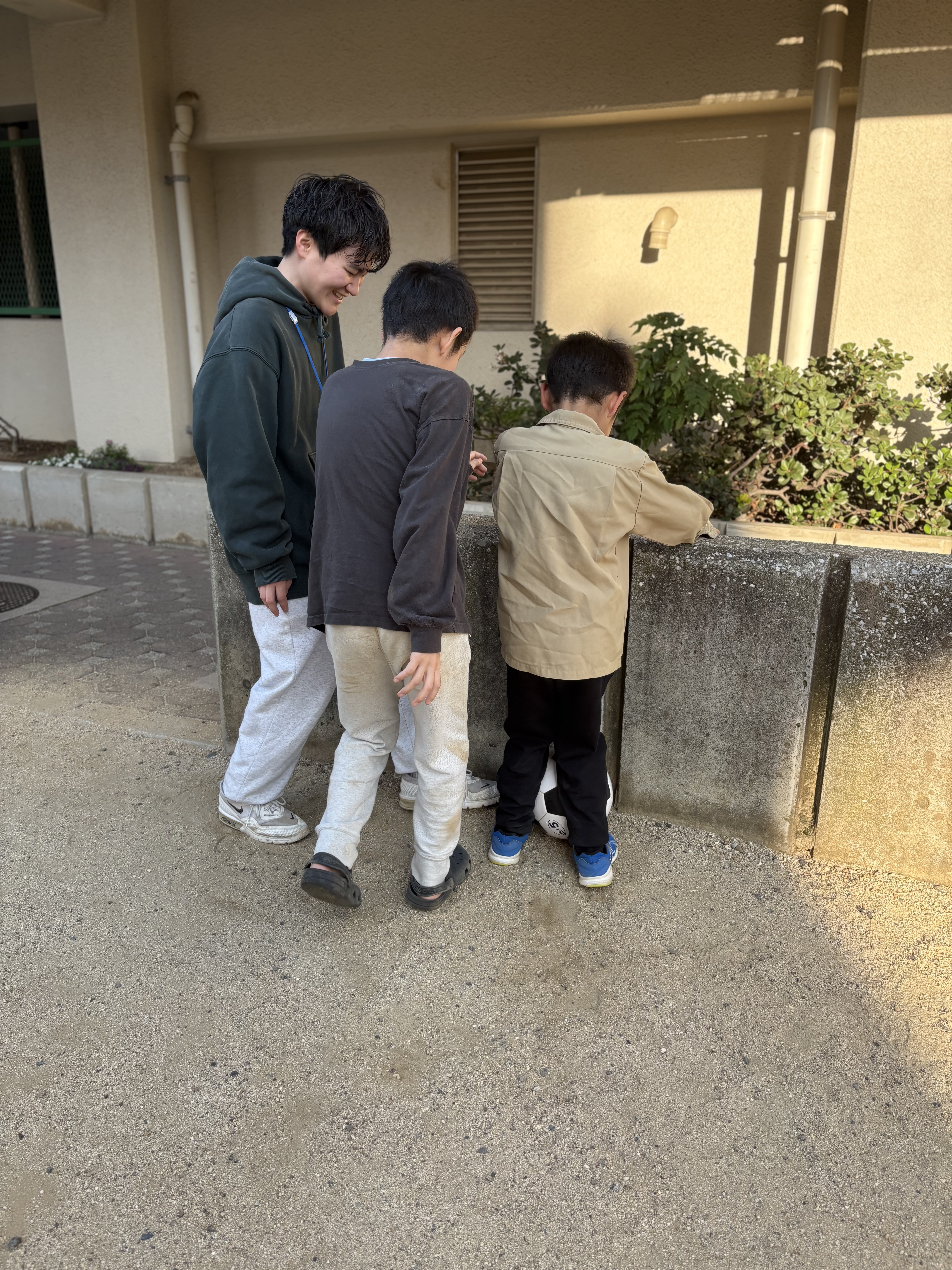 充電した後はボールを元気いっぱいに奪いに行く姿