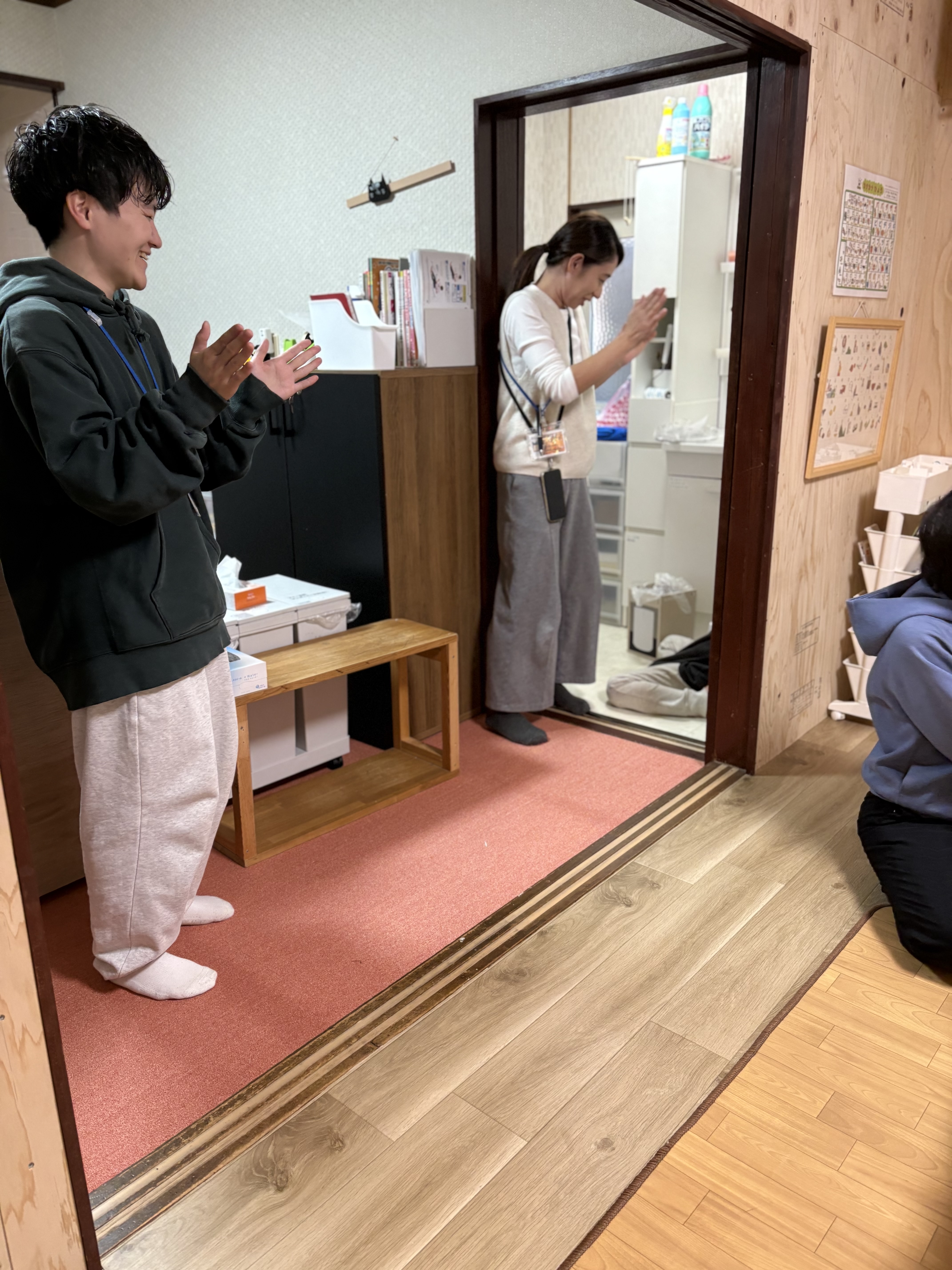 成功したら子どもを全力で励ますスタッフ。