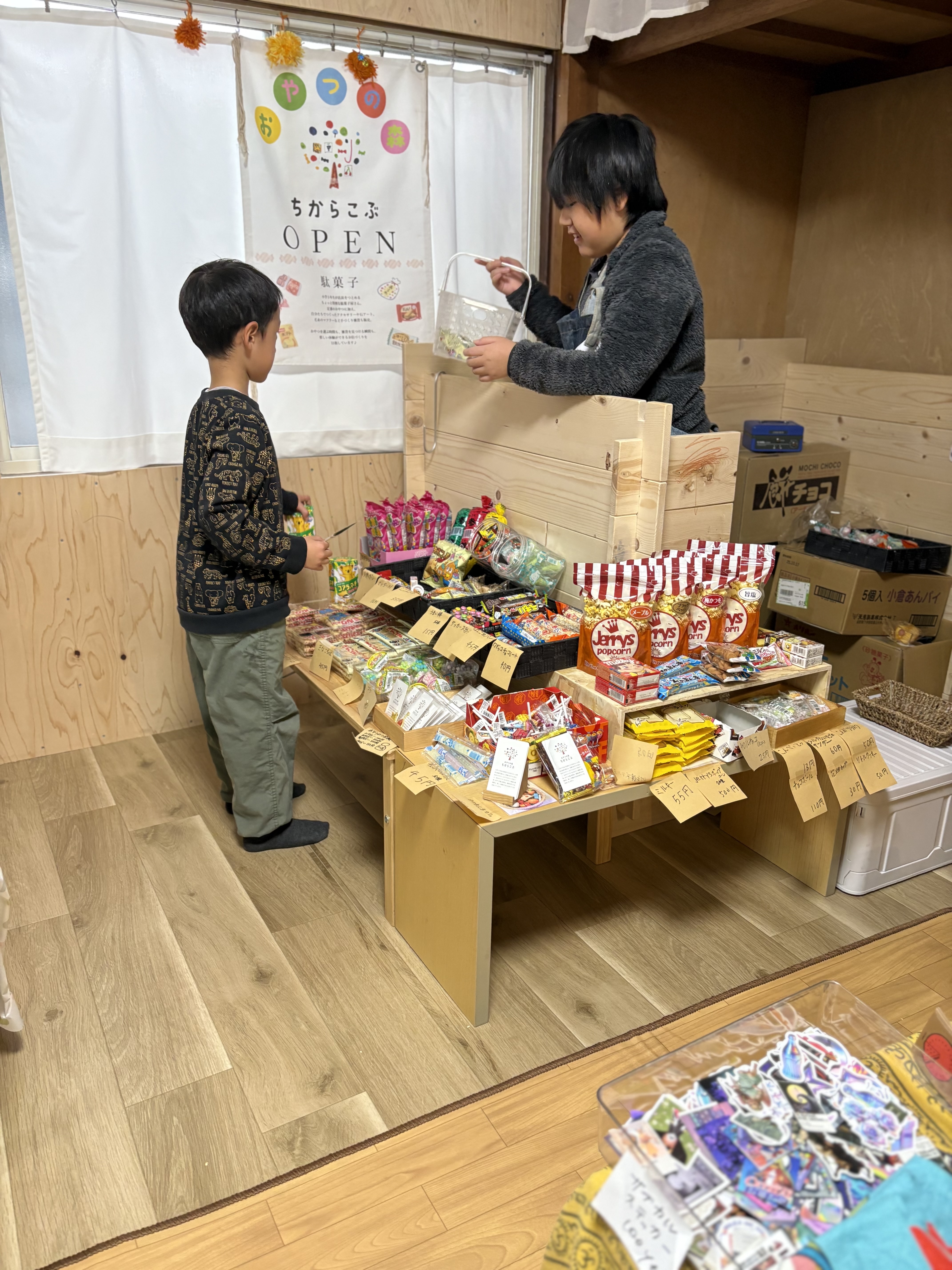 いっぱい買えて満足！！いくらになりか？優しい子ども店長が接客しています。