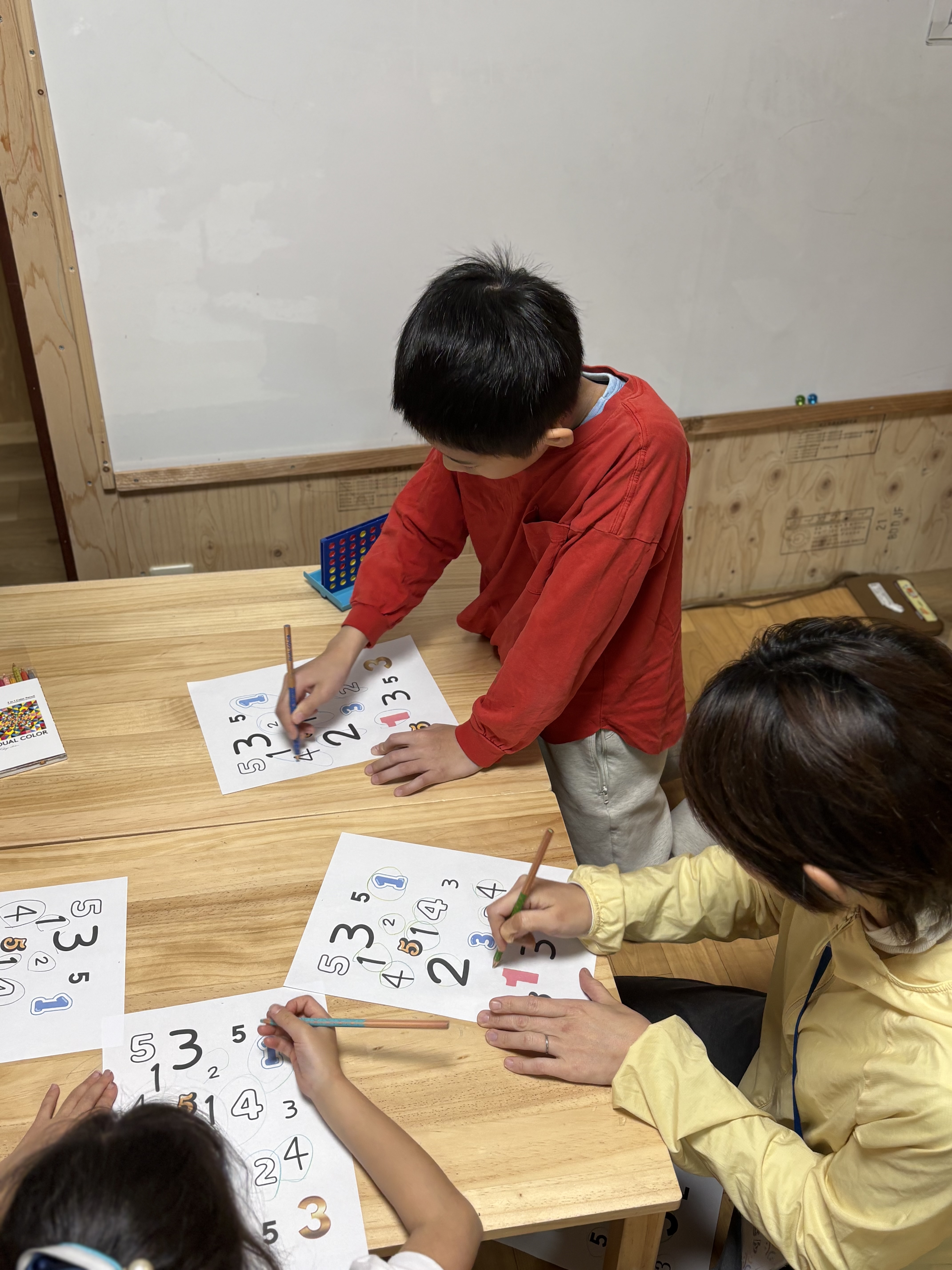 「勉強=クイズみたいで楽しい!」と思えるように、笑顔で雰囲気作りを大切にするスタッフと子どもの学習時間