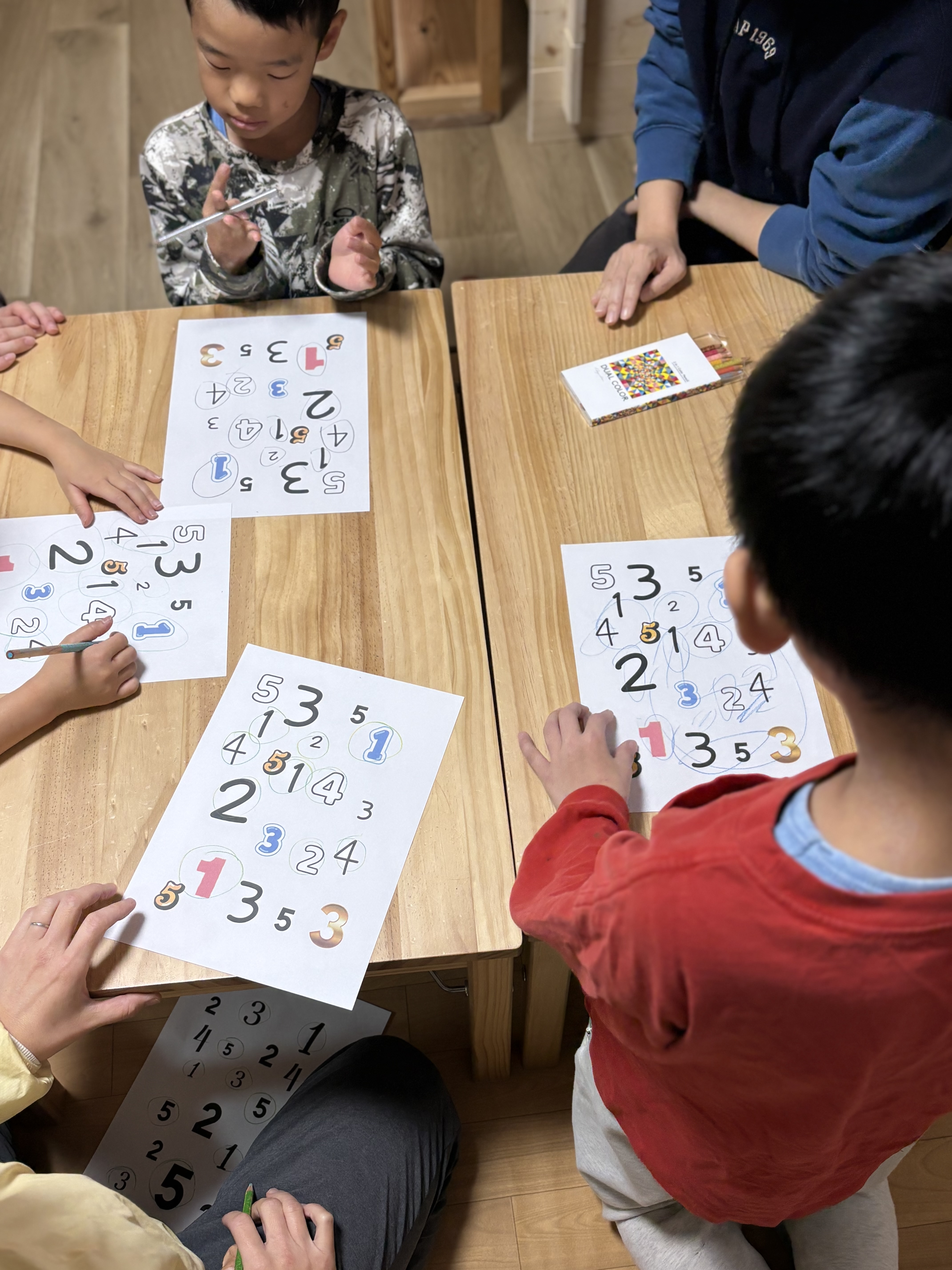 身体の感覚が満たされた後、不思議なほどスッと切り替え、プリントに集中して取り組む子どもの様子