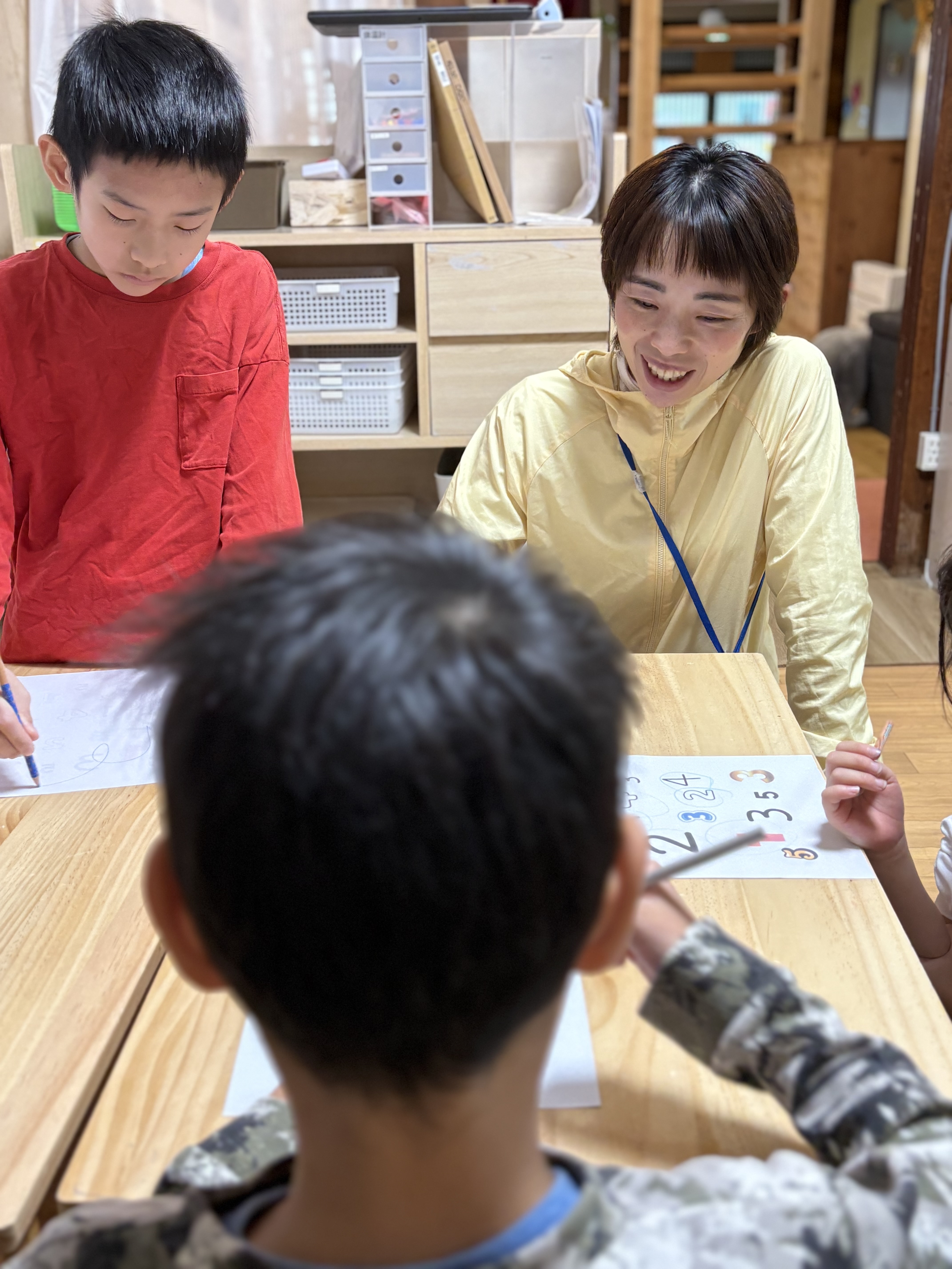 スタッフも一緒に参加して、一緒に笑って楽しむ様子。