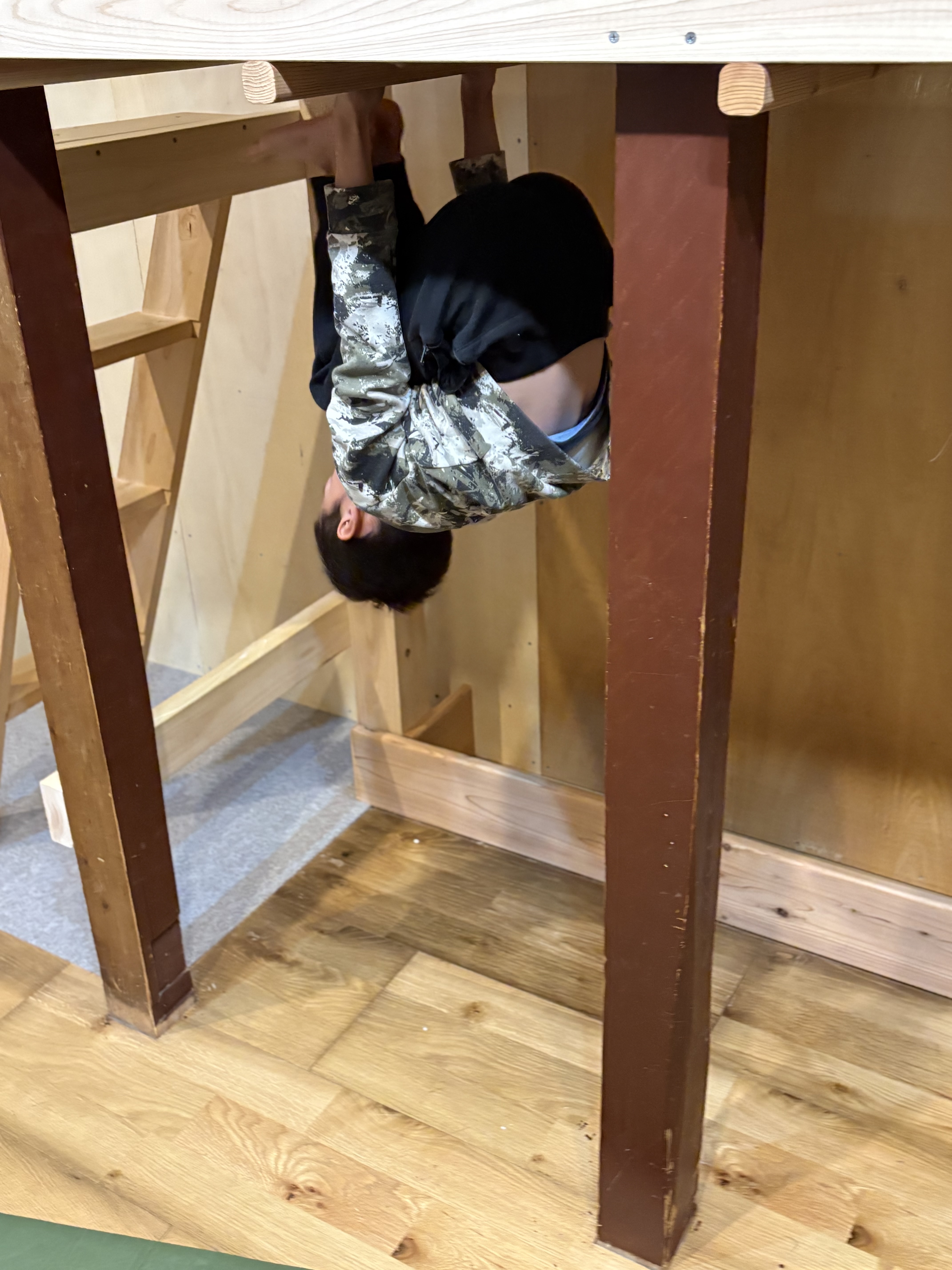 そのまま一回転して体を操る男の子。