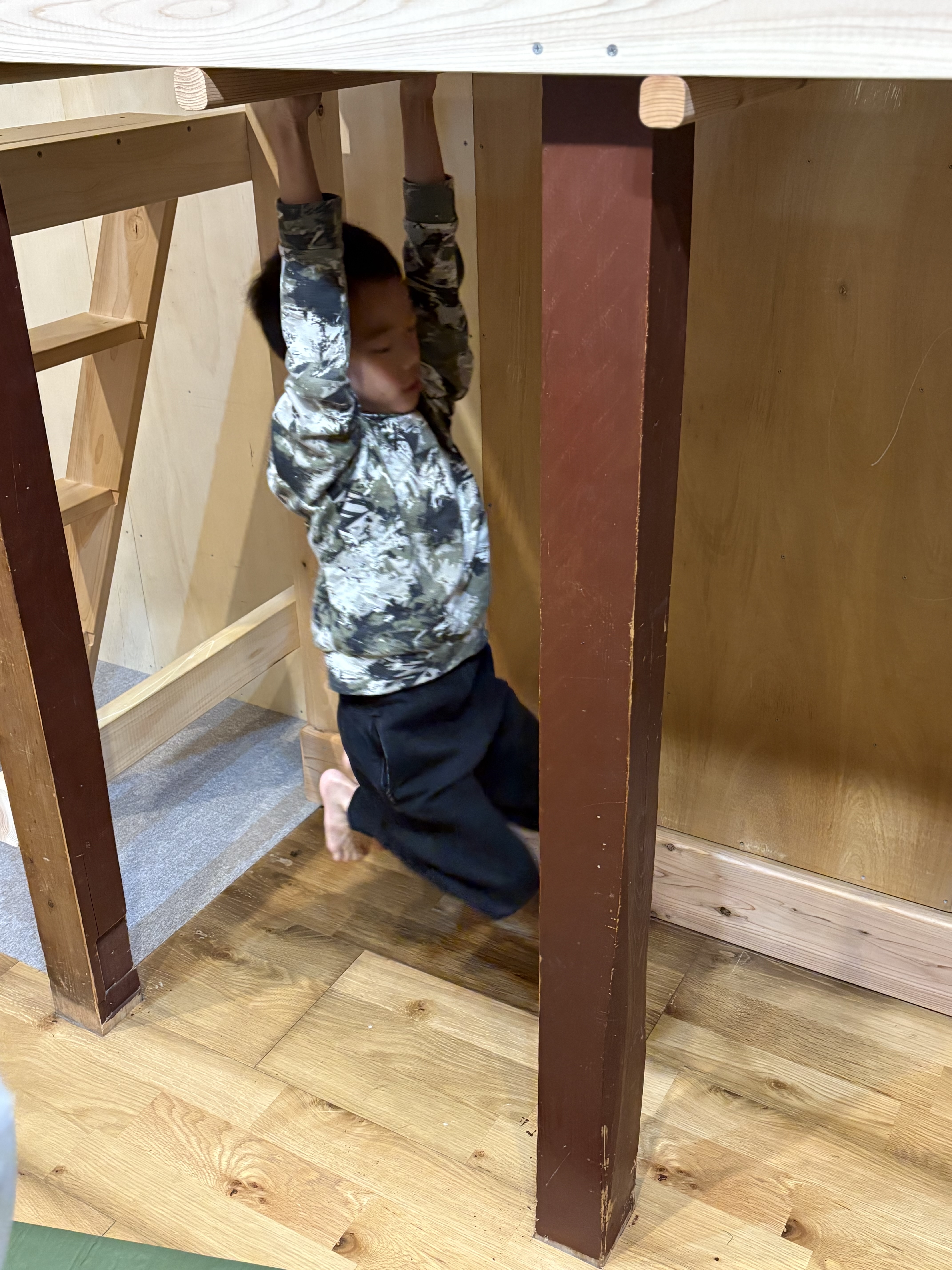 学校の緊張を解き、脳をスッキリさせるために、木の梁にぶら下がって逆さまになる「儀式」の様子