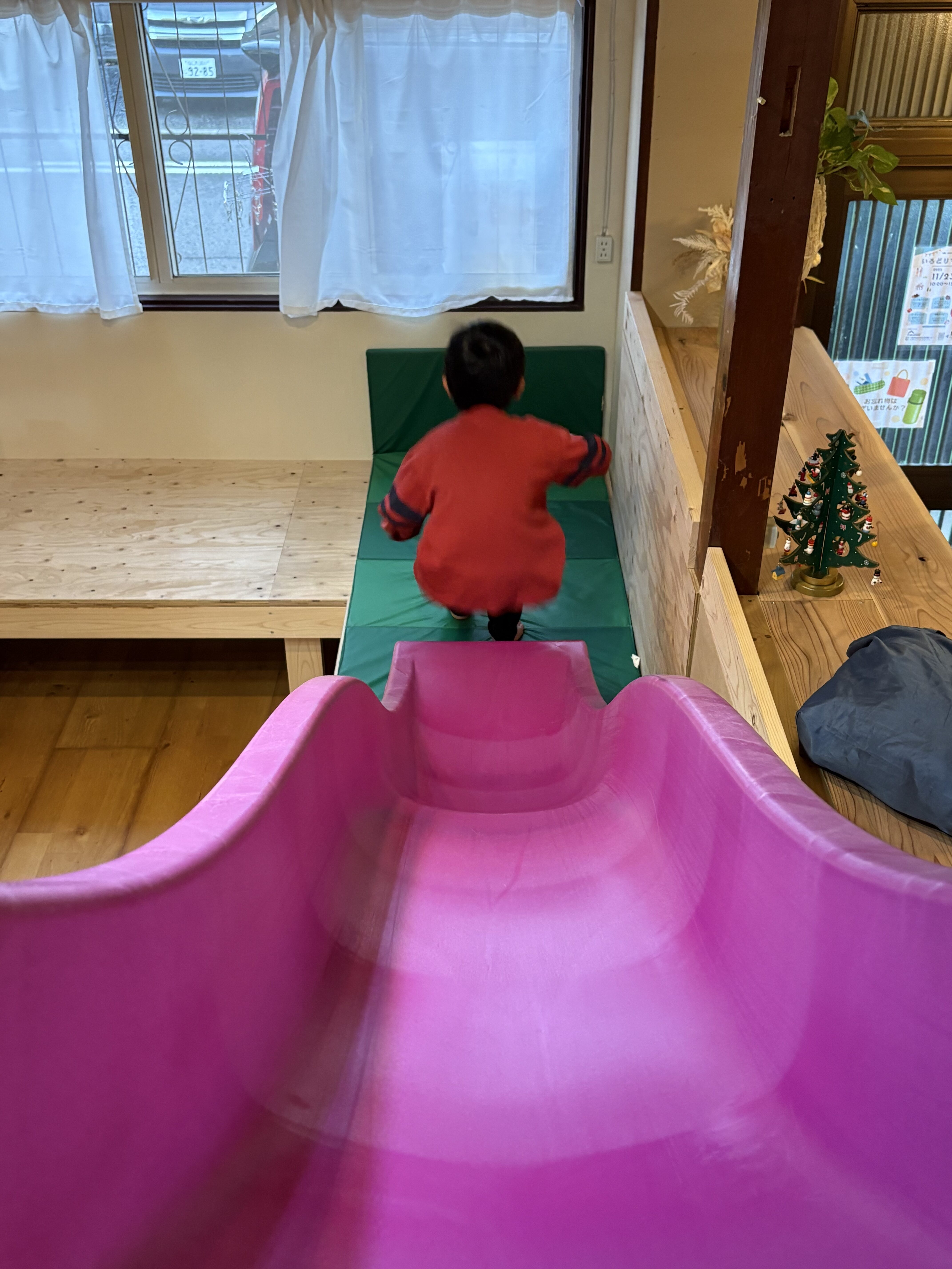 着地もうまくいったぞ。だからこそ、もう一回挑戦する男の子。