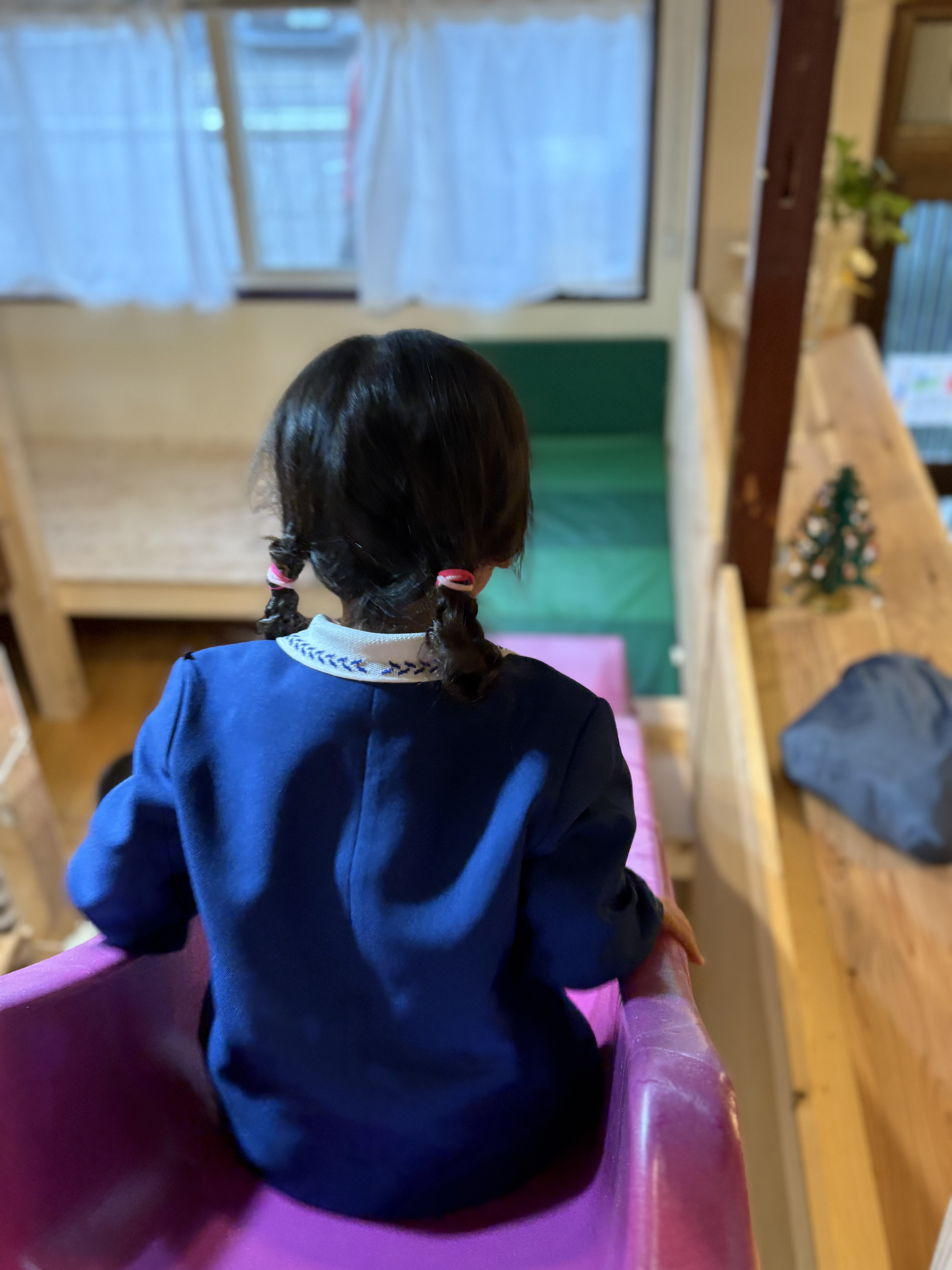 制服のまま思うがままに滑り台を楽しむ様子。